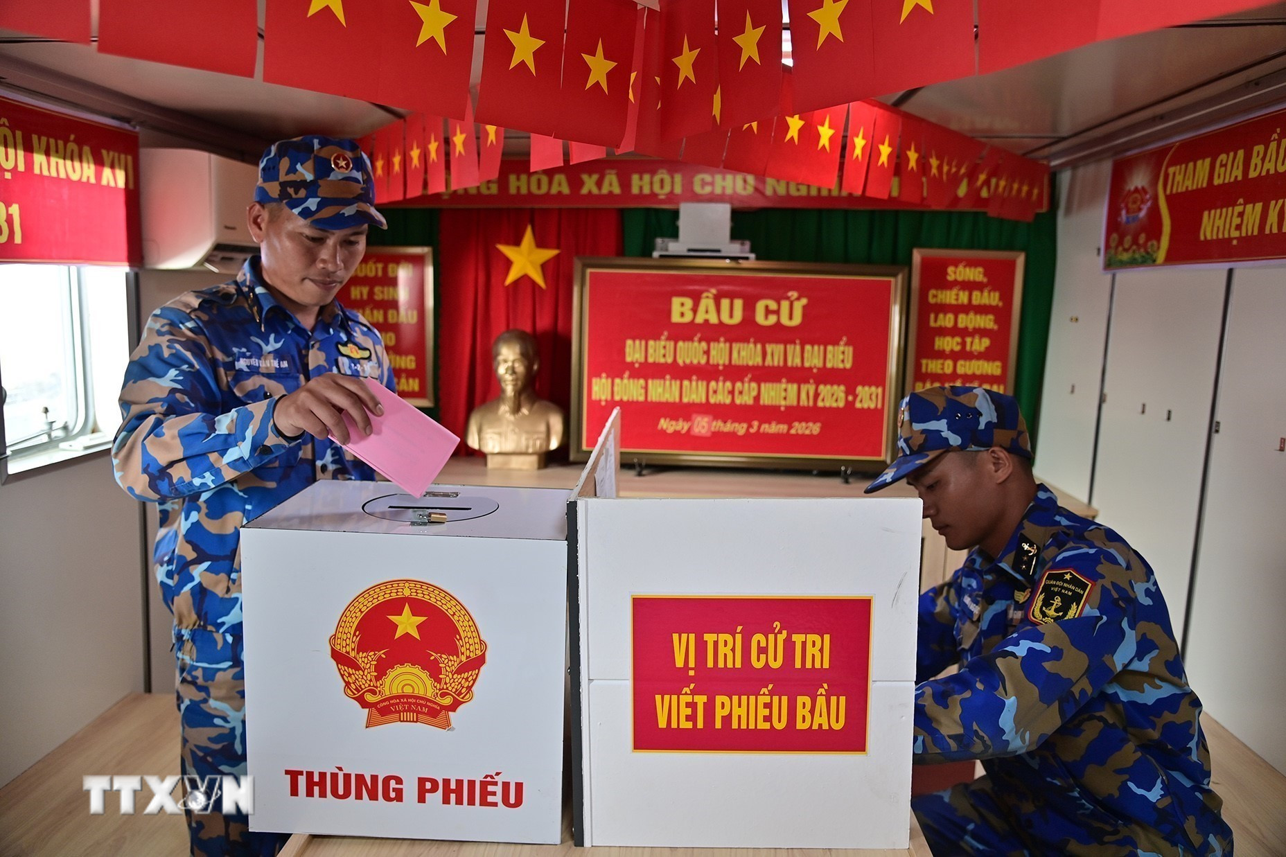 ttxvn-bau-cu-quoc-hoi-va-hdnd-vung-2-hai-quan-hoan-thanh-cong-tac-to-chuc-bau-cu-som-tren-bien-8635412-12.jpg