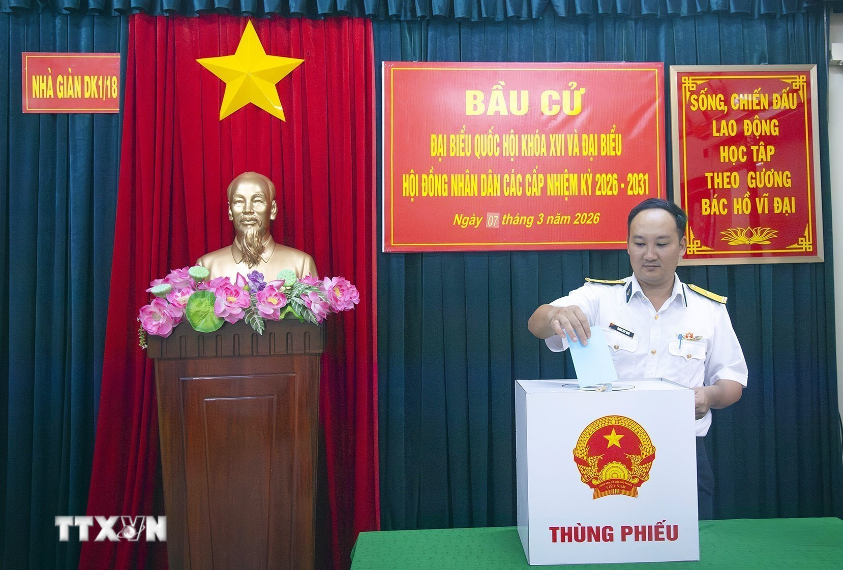 ttxvn-bau-cu-quoc-hoi-va-hdnd-vung-2-hai-quan-hoan-thanh-cong-tac-to-chuc-bau-cu-som-tren-bien-8635412-11.jpg
