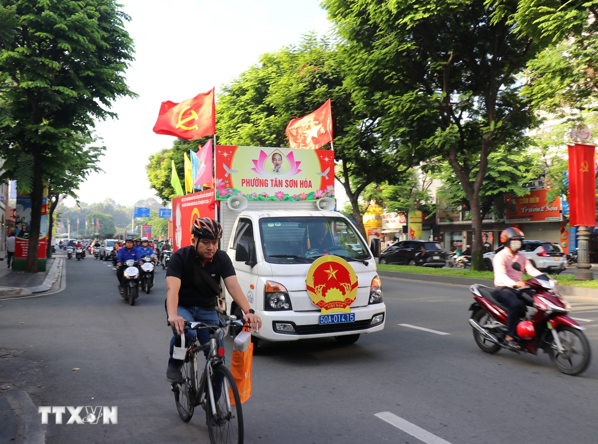 ttxvn-bau-cu-quoc-hoi-va-hdnd-tp-ho-chi-minh-rop-co-hoa-san-sang-cho-ngay-hoi-toan-dan-8635145-8.jpg