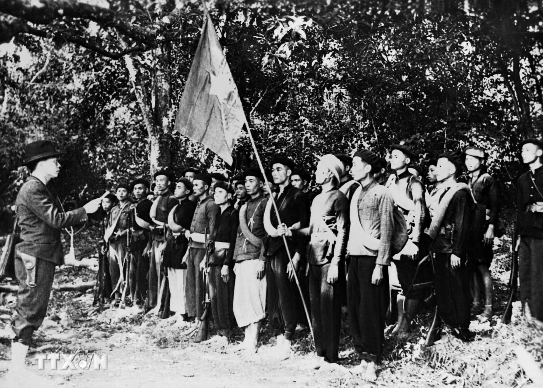 Ngày 22/12/1944, Đội Việt Nam Tuyên truyền Giải phóng quân được thành lập tại khu rừng Trần Hưng Đạo ở châu Nguyên Bình, tỉnh Cao Bằng, do đồng chí Võ Nguyên Giáp chỉ huy, trực tiếp tham gia chiến đấu bên cạnh các cơ sở, lực lượng dân quân ở các địa phương, đóng vai trò nòng cốt, quyết định sự thành công của Cách mạng tháng Tám. (Ảnh: Tư liệu TTXVN) ttxvn-moc-son-choi-loi-trong-lich-su-dan-toc-viet-nam-7537317.jpg