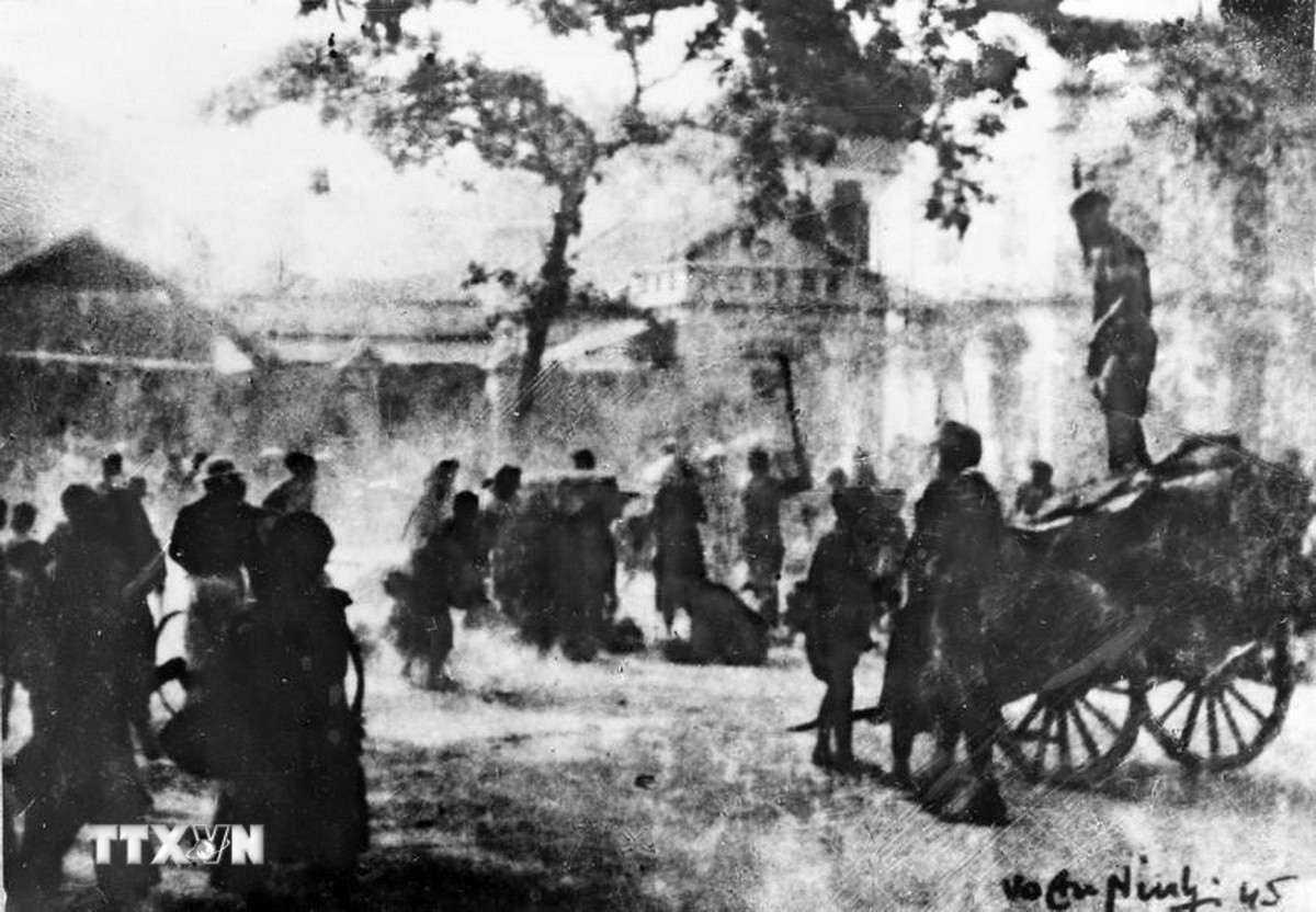Ngày 9/3/1945, Nhật đảo chính Pháp, độc chiếm Đông Dương, Ban Thường vụ Trung ương Đảng ra chỉ thị “Nhật-Pháp bắn nhau và hành động của chúng ta." Thực hiện Chỉ thị, một cao trào cách mạng đã xuất hiện ở nhiều nơi; khu giải phóng Việt Bắc gồm 6 tỉnh được thành lập kêu gọi đồng bào dũng cảm tiến lên dưới ngọn cờ của Việt Minh hãy “đem sức ta mà tự giải phóng cho ta." Trong ảnh: Nhân dân ở nhiều địa phương nổi dậy đánh chiếm kho thóc Nhật để cứu đói. (Ảnh: TTXVN) ttxvn-moc-son-choi-loi-trong-lich-su-dan-toc-viet-nam-7537324.jpg