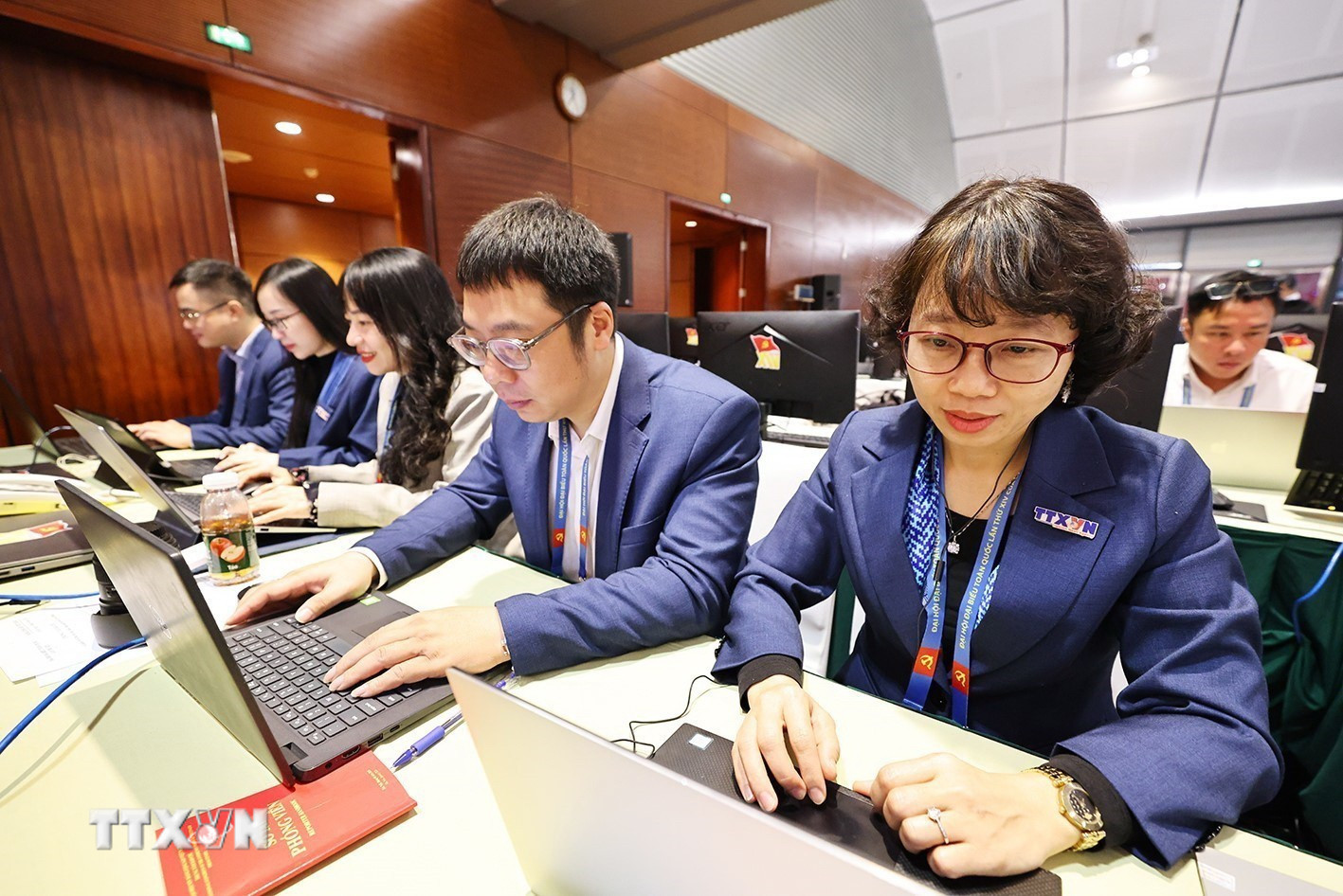 ttxvn-tac-nghiep-tai-dai-hoi-xiv-cua-dang-8541267.jpg