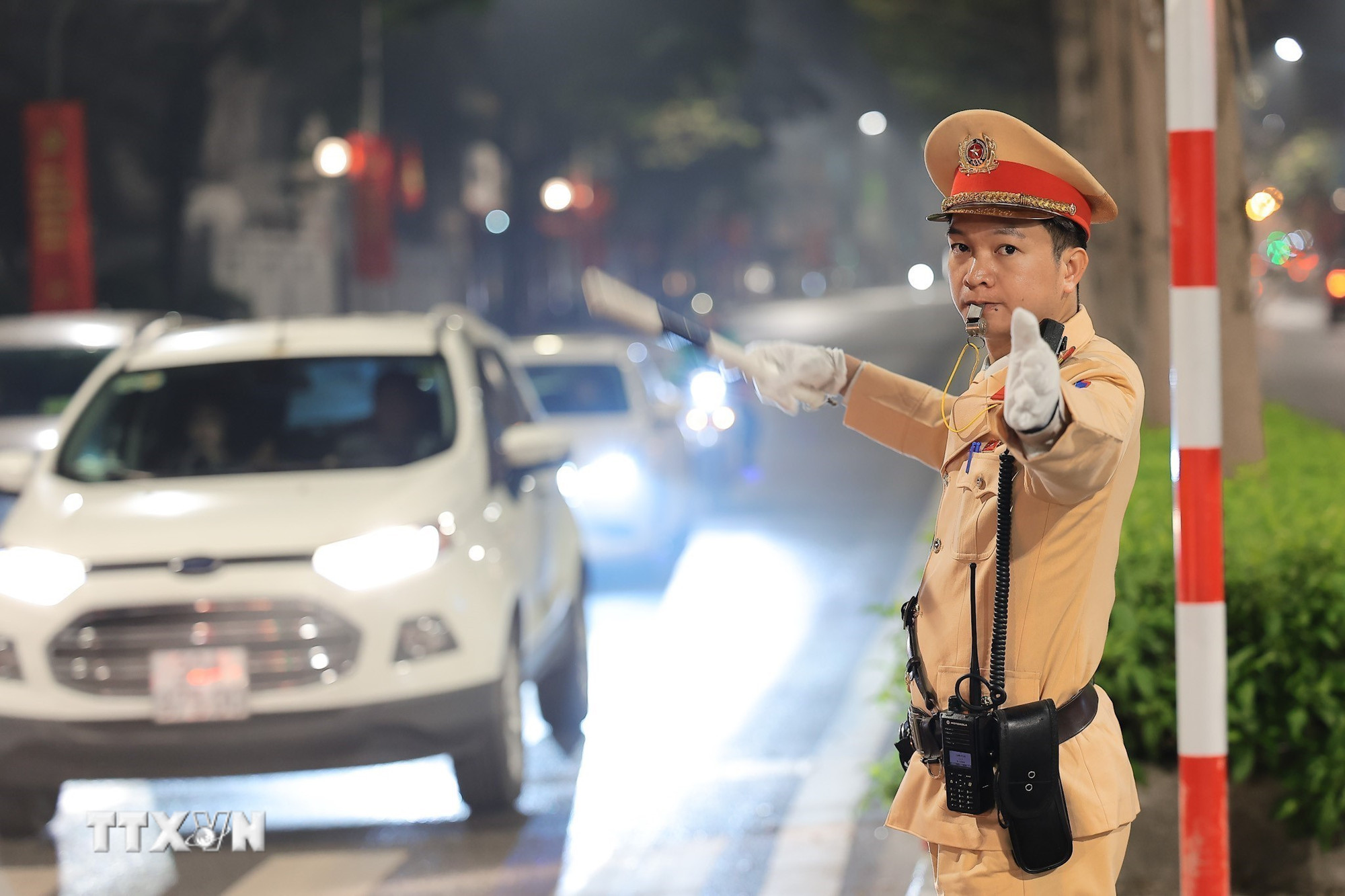 ttxvn-luc-luong-chuc-nang-phan-luong-dieu-tiet-giao-thong-bao-dam-an-ninh-an-toan-phuc-vu-dai-hoi-xiv-cua-dang-8537522-1.jpg
