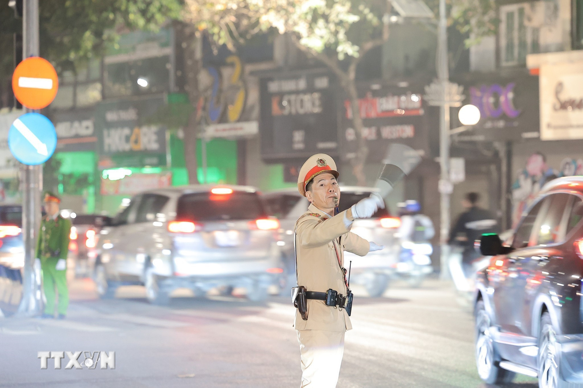 ttxvn-luc-luong-chuc-nang-phan-luong-dieu-tiet-giao-thong-bao-dam-an-ninh-an-toan-phuc-vu-dai-hoi-xiv-cua-dang-8537522-3.jpg