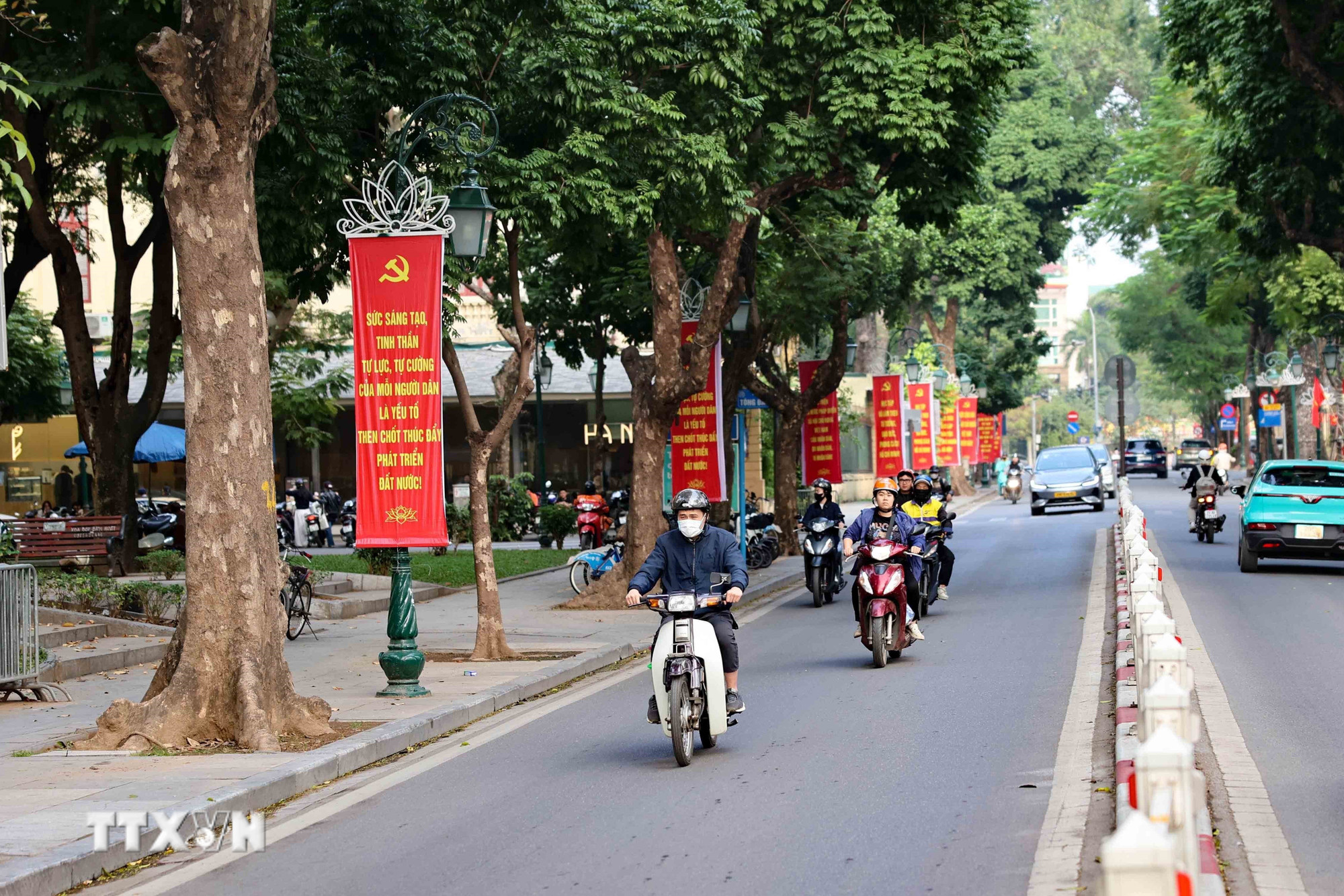 ttxvn-ha-noi-lan-toa-manh-me-niem-tin-voi-dang-sau-thanh-cong-cua-dai-hoi-xiv-8548022-3.jpg