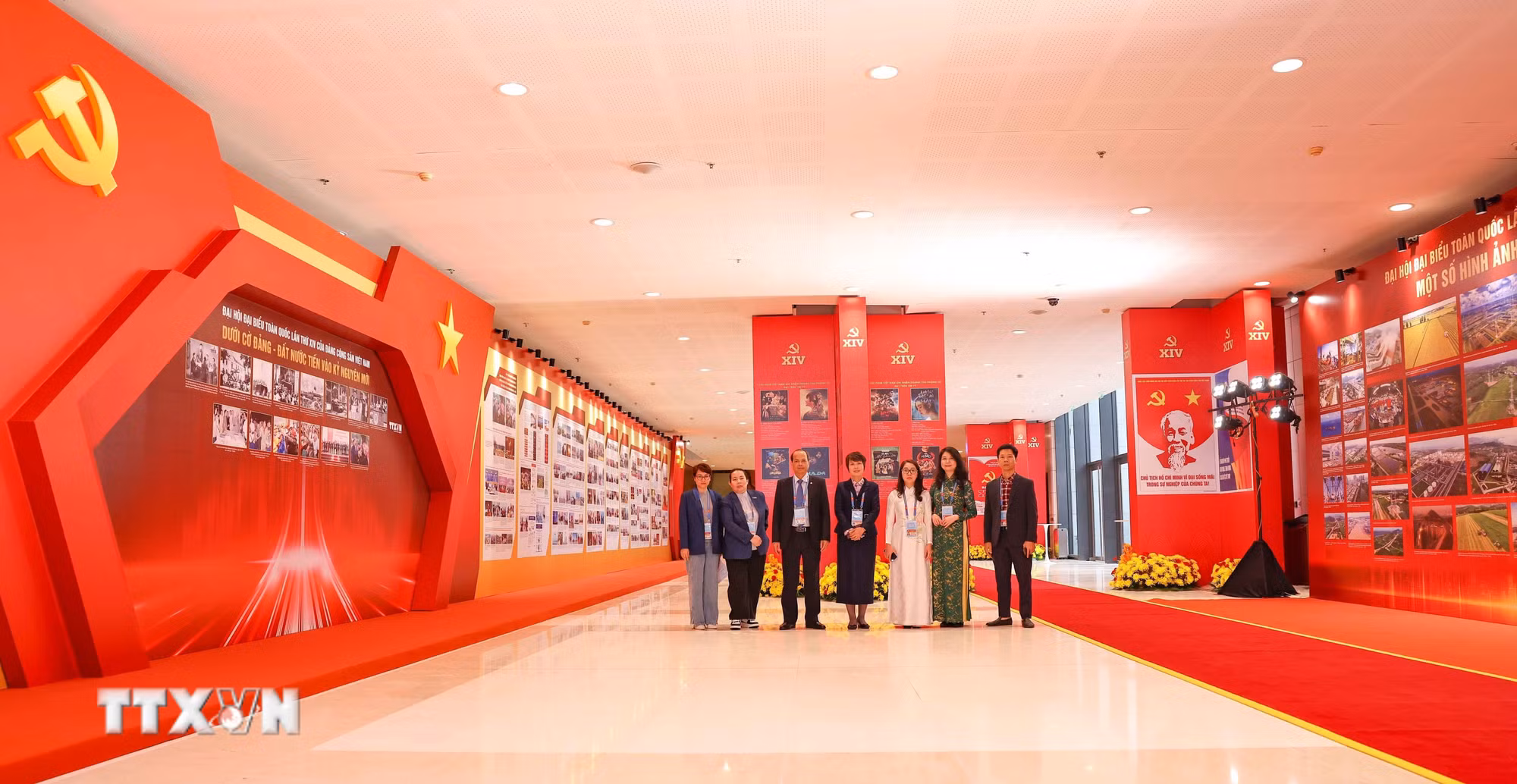 ttxvn-khai-truong-trung-tam-bao-chi-dai-hoi-xiv-cua-dang-8529738.jpg
