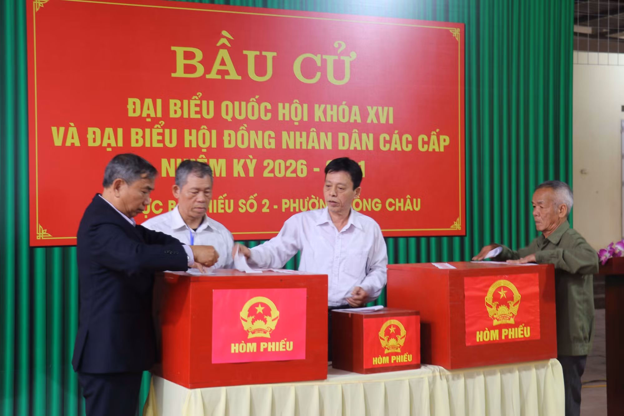bau-cu-quoc-hoi-va-hdnd-cu-tri-hung-yen-doan-ket-no-nuc-di-bau-nguoi-tai-duc-8642216-1.jpg