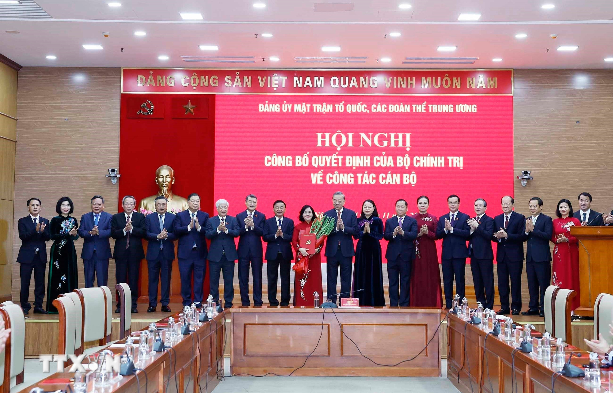 ttxvn-dong-chi-bui-thi-minh-hoai-giu-chuc-bi-thu-dang-uy-mat-tran-to-quoc-cac-doan-the-trung-uong-8384598-3.jpg