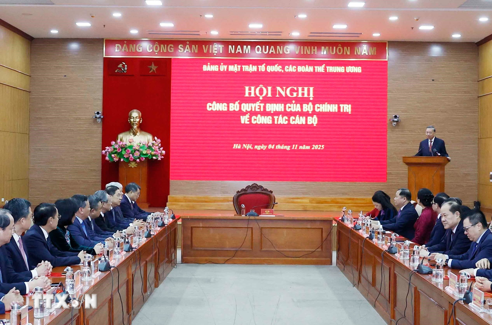 ttxvn-dong-chi-bui-thi-minh-hoai-giu-chuc-bi-thu-dang-uy-mat-tran-to-quoc-cac-doan-the-trung-uong-8384617.jpg