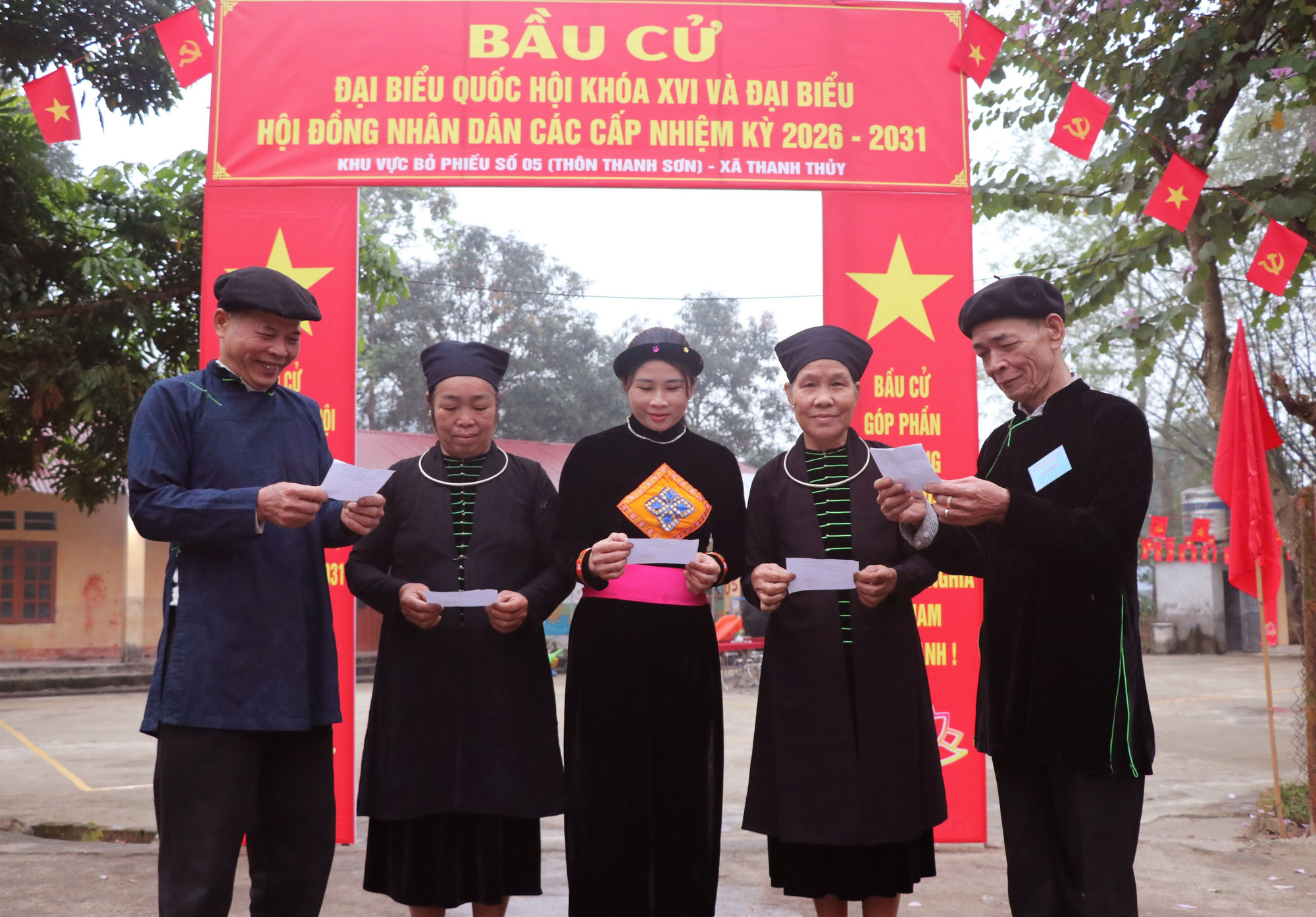 dong-bao-vung-bien-gioi-tuyen-quang-han-hoan-di-bau-cu-8641332.jpg