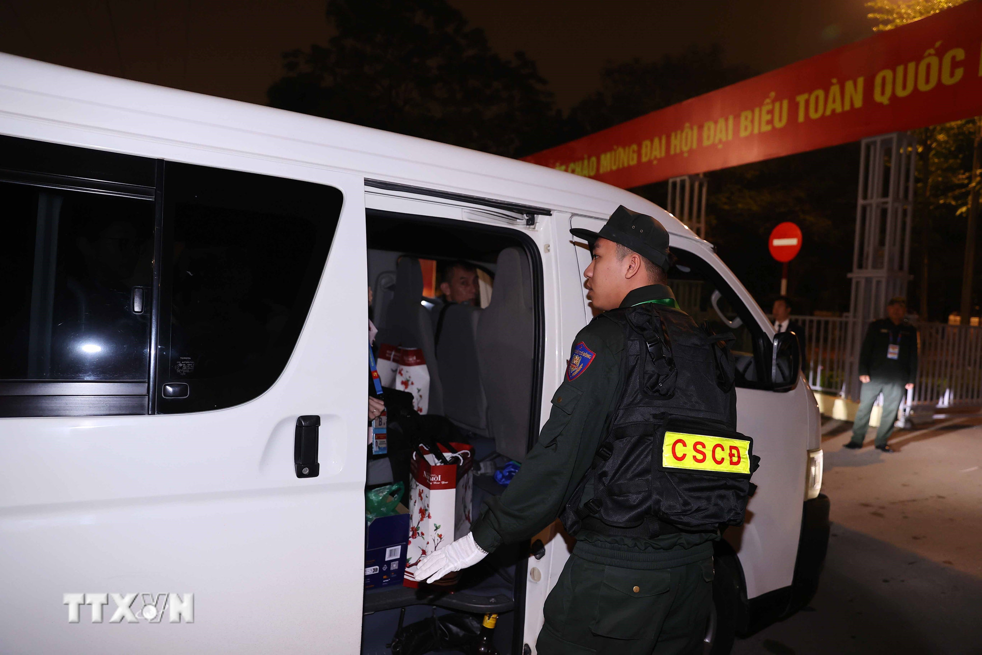 ttxvn-dam-bao-tuyet-doi-an-ninh-phuc-vu-dai-hoi-xiv-cua-dang-8537493-4.jpg