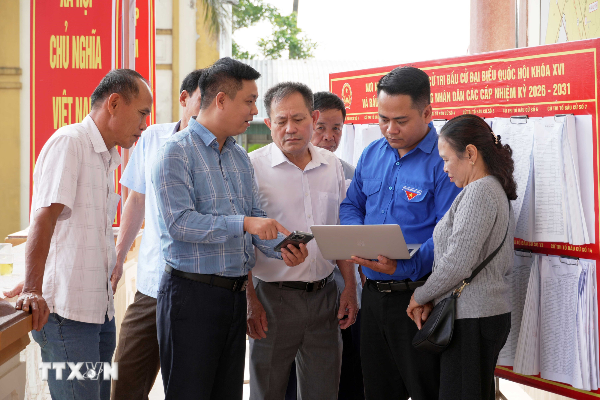ttxvn-bau-cu-quoc-hoi-va-hdnd-ha-tinh-ung-dung-cong-nghe-nham-tao-thuan-loi-cho-cu-tri-trong-bau-cu-8610051-3.jpg