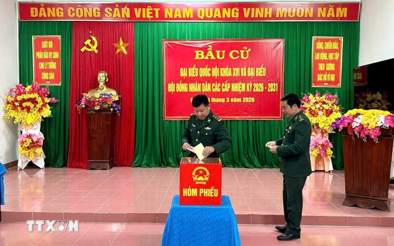 ttxvn-quang-tri-can-bo-chien-si-nhan-dan-khu-vuc-bien-gioi-phan-khoi-di-bau-cu-8642038-1.jpg