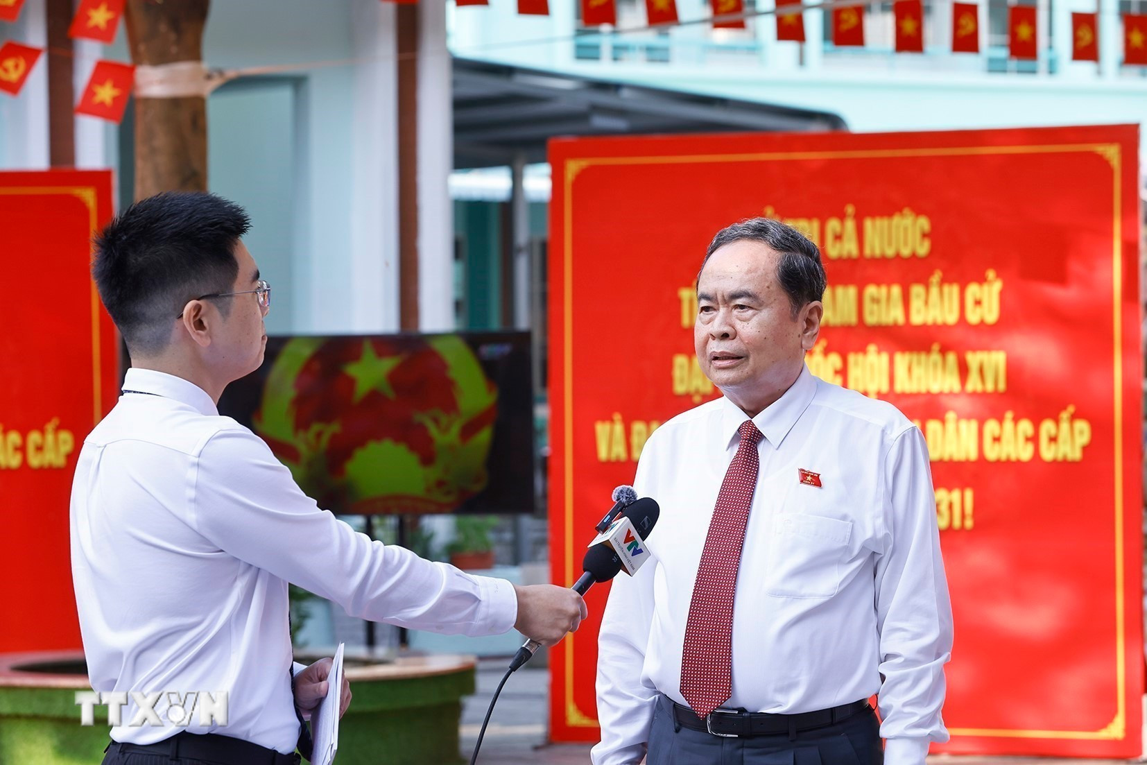 ttxvn-chu-tich-quoc-hoi-bo-phieu-bau-cu-tai-tp-ho-chi-minh-8641451-2.jpg