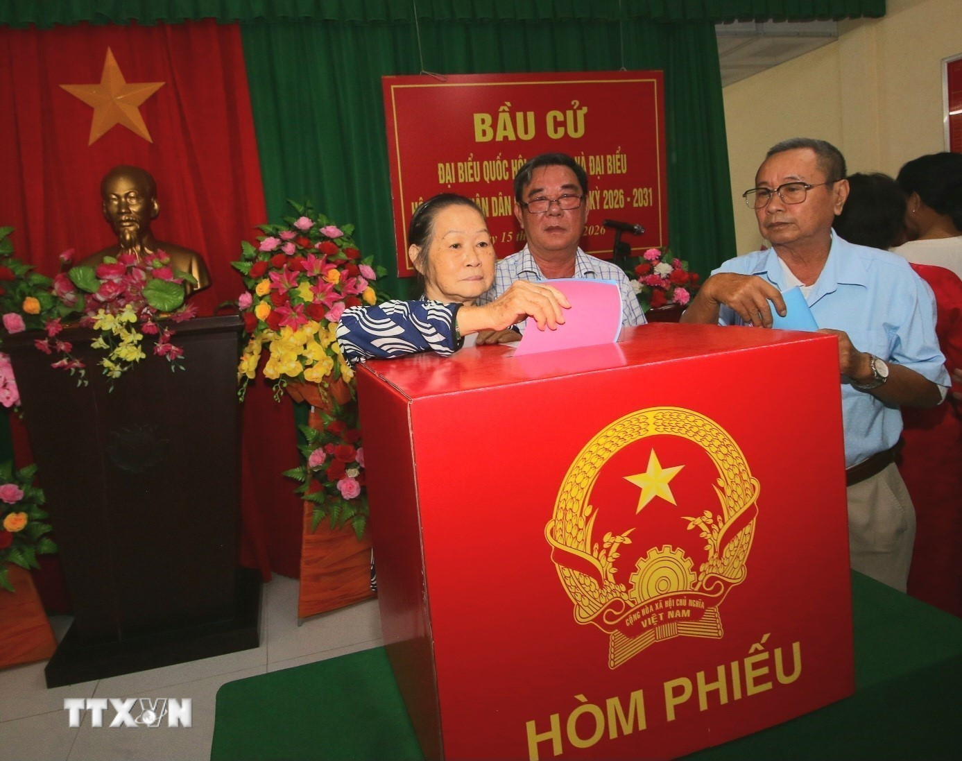 ttxvn-cu-tri-bo-phieu-tai-diem-bau-cu-so-4-phuong-vi-tan-thanh-pho-can-tho-8641242-1.jpg