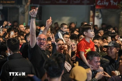 Người dân hân hoan trong thời khắc chào năm mới 2026 tại Hà Nội. (Ảnh: Hoàng Hiếu/TTXVN)