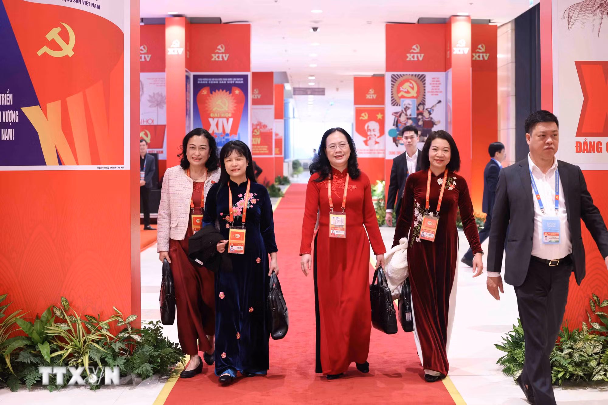 ttxvn-khai-mac-dai-hoi-xiv-cua-dang-8539985-1.jpg