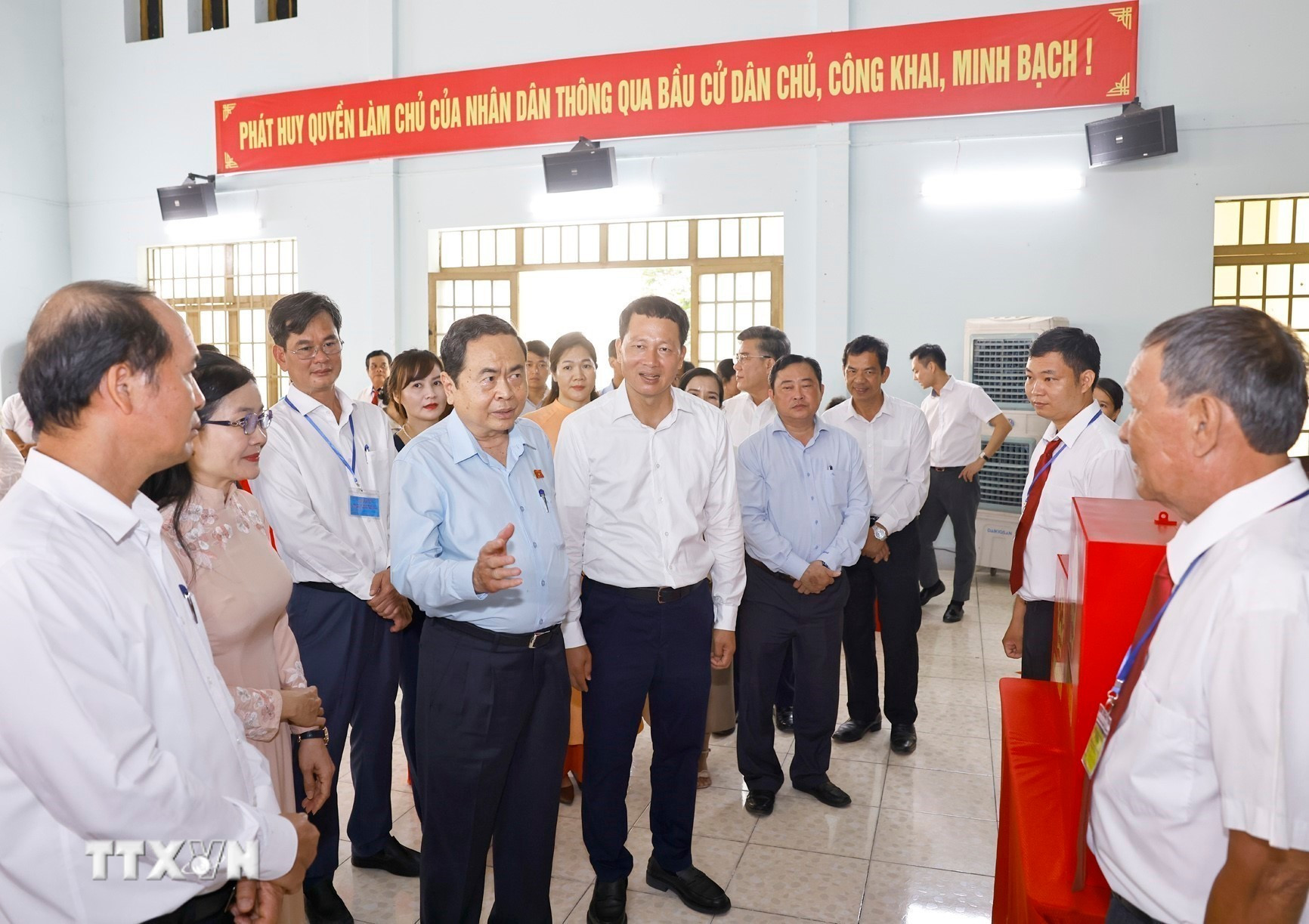 ttxvn-chu-tich-quoc-hoi-khao-sat-thuc-te-tai-don-vi-bau-cu-phuong-tan-trieu-tinh-dong-nai-8622162-4.jpg