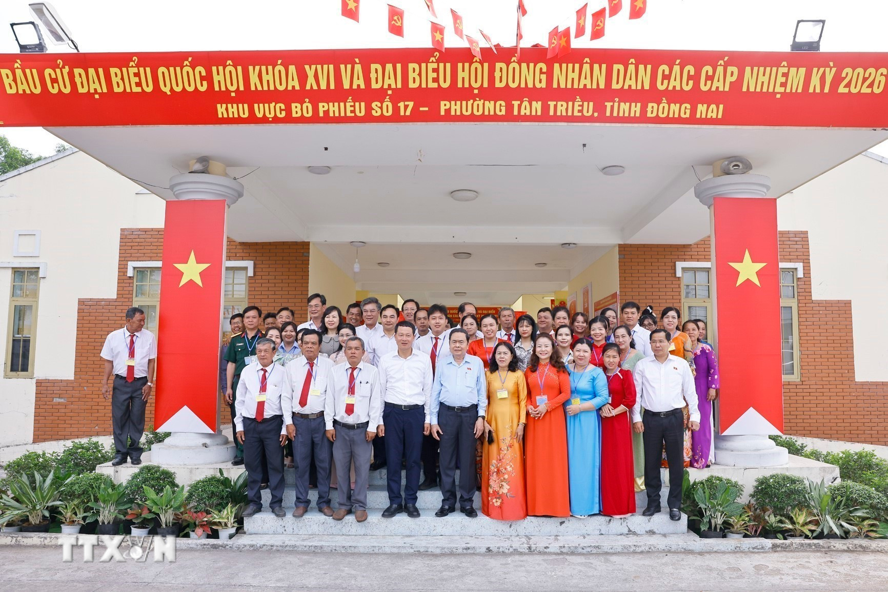 ttxvn-chu-tich-quoc-hoi-khao-sat-thuc-te-tai-don-vi-bau-cu-phuong-tan-trieu-tinh-dong-nai-8622162-1.jpg