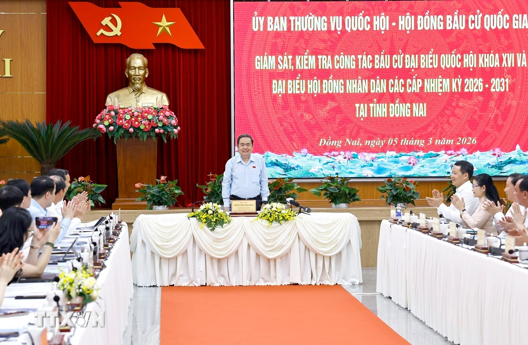 ttxvn-chu-tich-quoc-hoi-khao-sat-thuc-te-tai-don-vi-bau-cu-phuong-tan-trieu-tinh-dong-nai-8622162-12.jpg