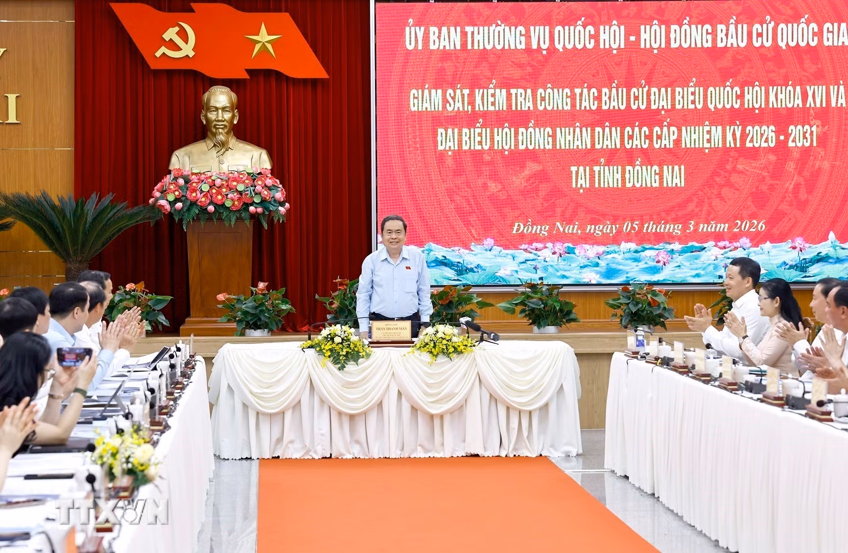 ttxvn-chu-tich-quoc-hoi-khao-sat-thuc-te-tai-don-vi-bau-cu-phuong-tan-trieu-tinh-dong-nai-8622162-12.jpg