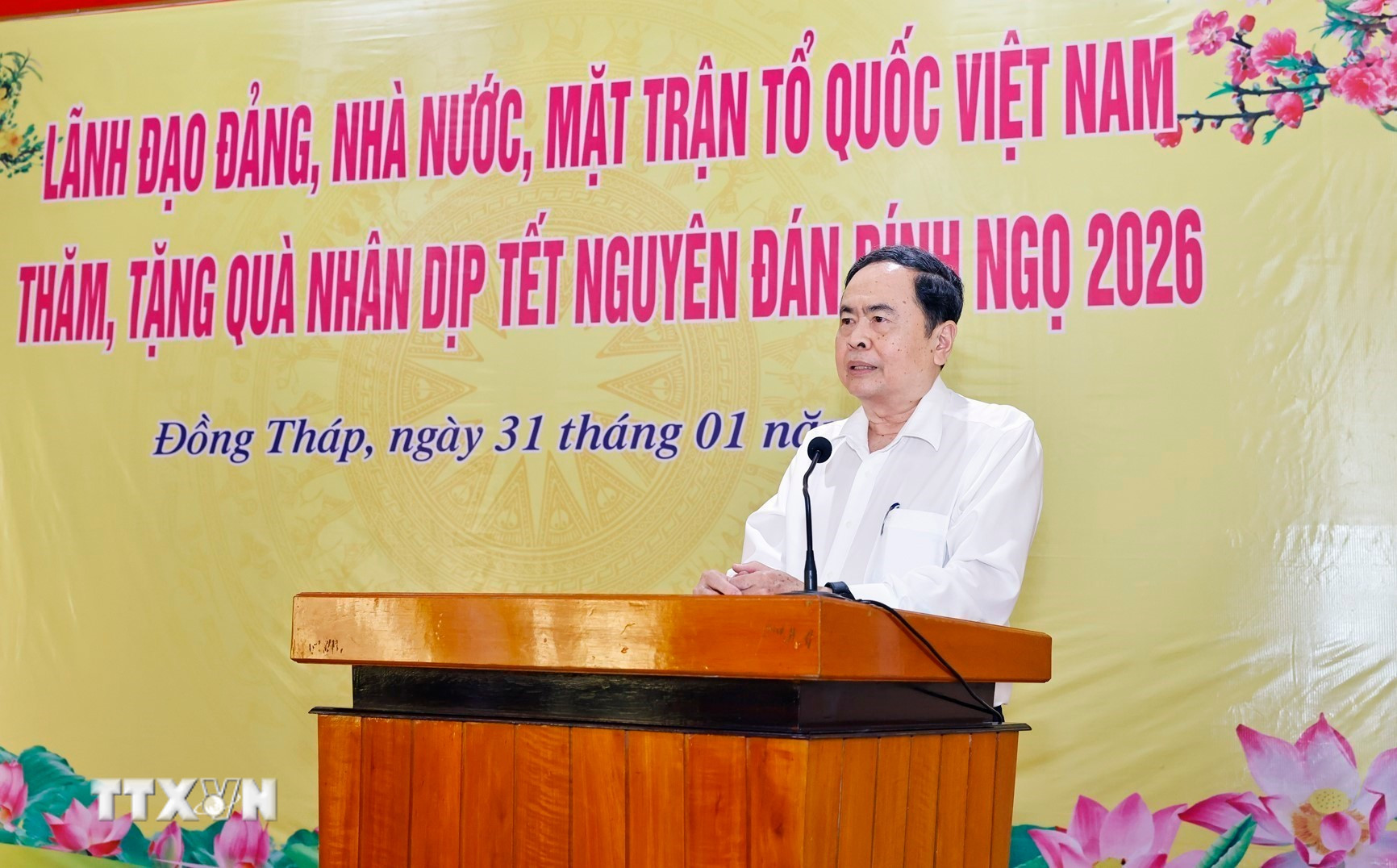 ttxvn-chu-tich-quoc-hoi-tang-qua-tet-gia-dinh-chinh-sach-luc-luong-vu-trang-tinh-dong-thap-8564436-1.jpg