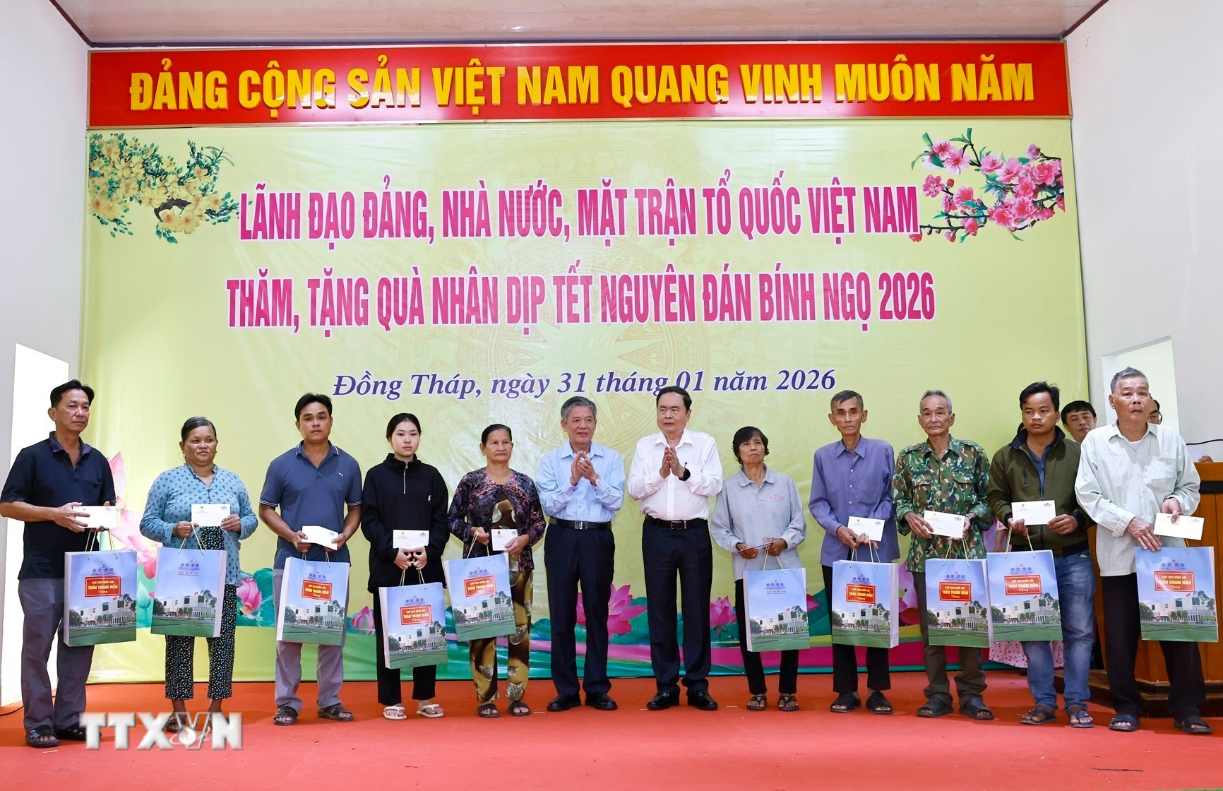 ttxvn-chu-tich-quoc-hoi-tang-qua-tet-gia-dinh-chinh-sach-luc-luong-vu-trang-tinh-dong-thap-8564436-2.jpg