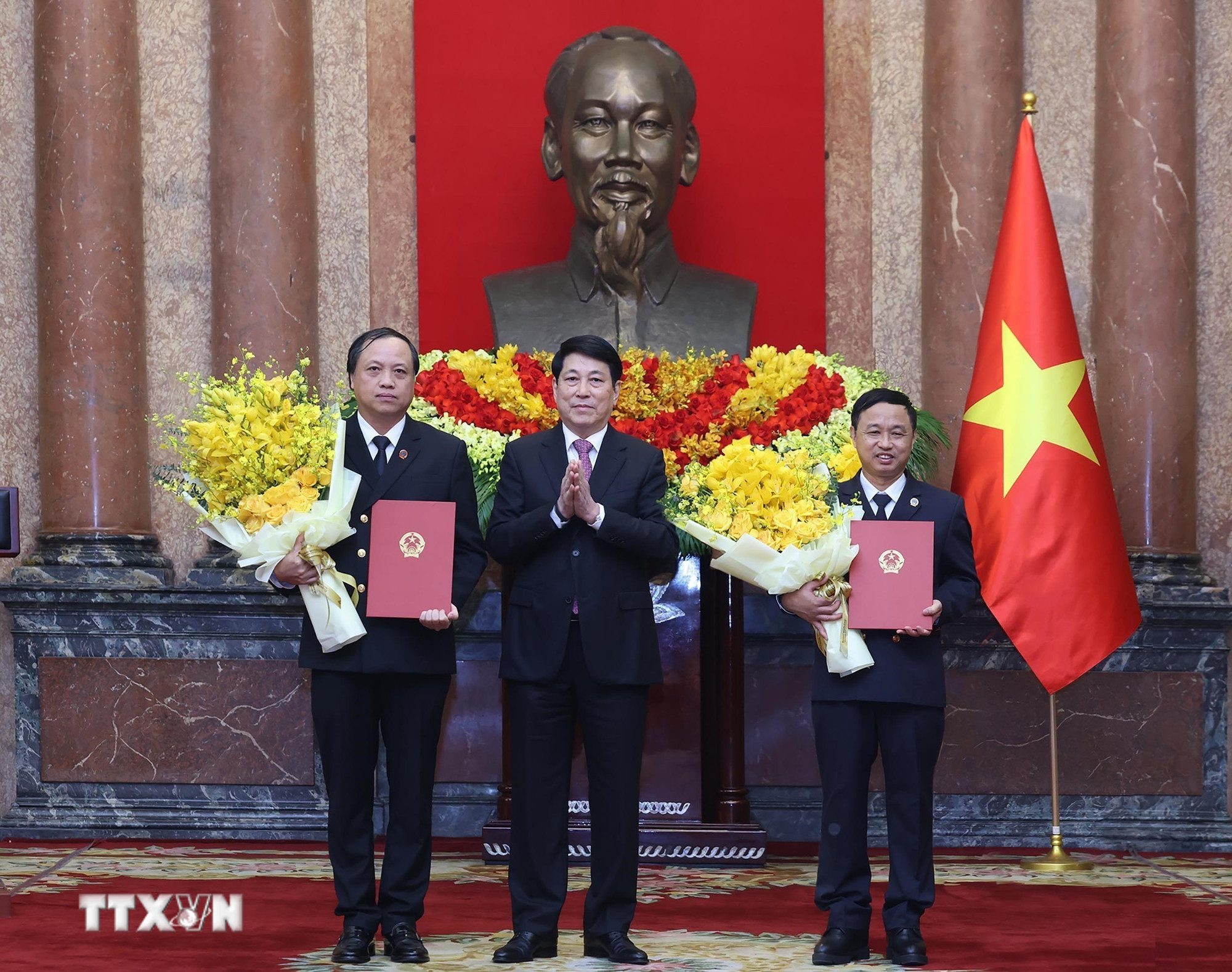 ttxvn-chu-tich-nuoc-trao-quyet-dinh-bo-nhiem-hai-pho-chanh-an-toa-an-nhan-dan-toi-cao-8515819-4.jpg