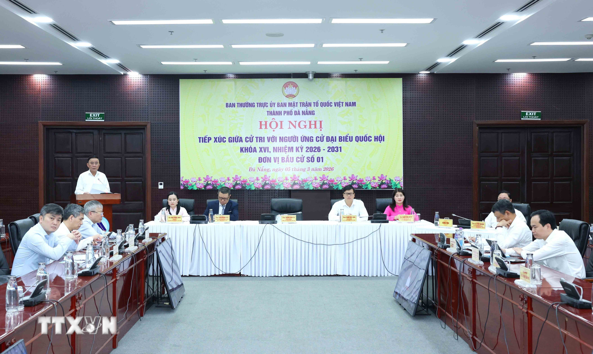 ttxvn-thuong-truc-ban-bi-thu-tran-cam-tu-tiep-xuc-truc-tuyen-giua-cu-tri-voi-nguoi-ung-cu-dai-bieu-quoc-hoi-khoa-xvi-thanh-pho-da-nang-8621927-6.jpg