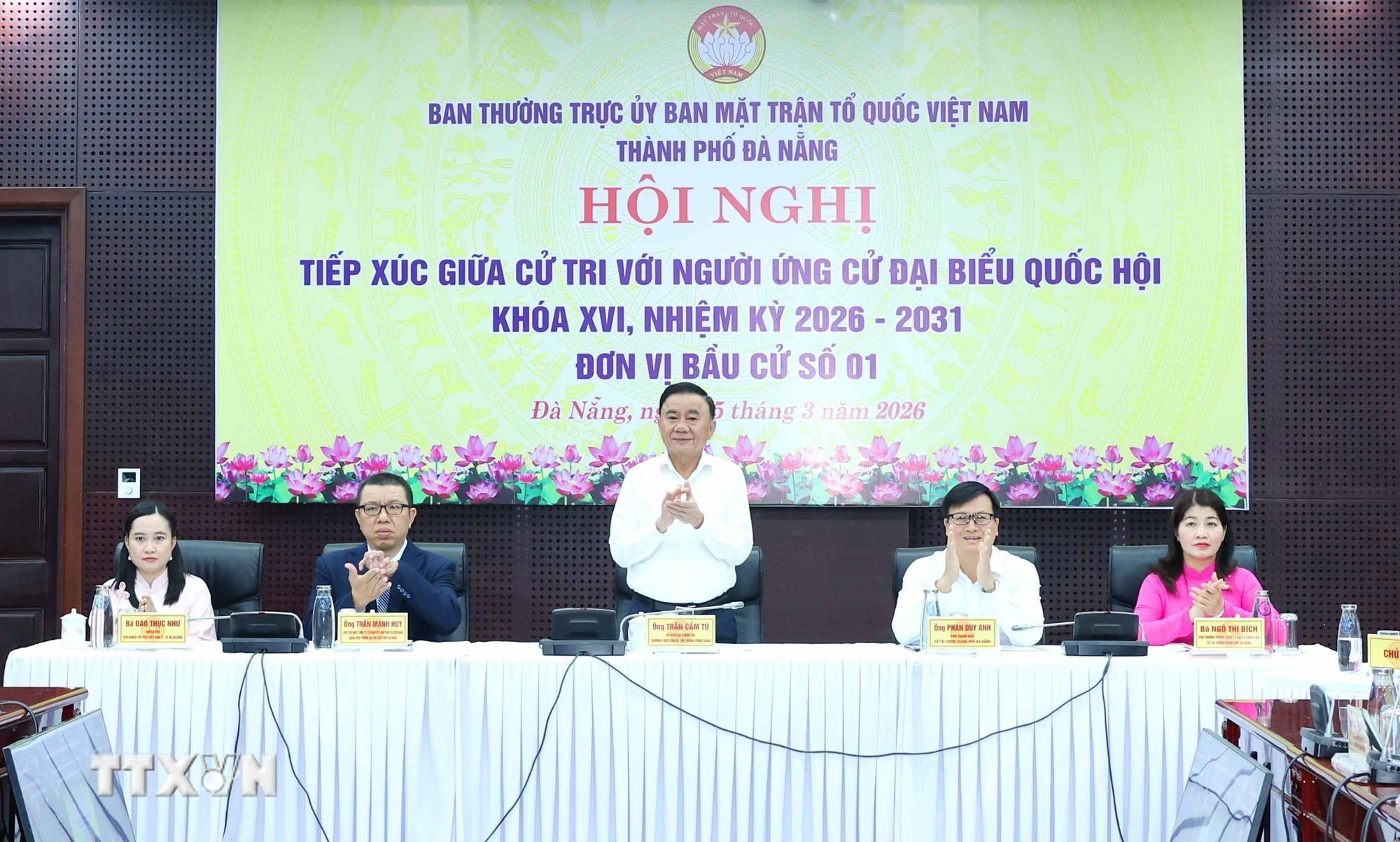 ttxvn-thuong-truc-ban-bi-thu-tran-cam-tu-tiep-xuc-truc-tuyen-giua-cu-tri-voi-nguoi-ung-cu-dai-bieu-quoc-hoi-khoa-xvi-thanh-pho-da-nang-8621927-2.jpg