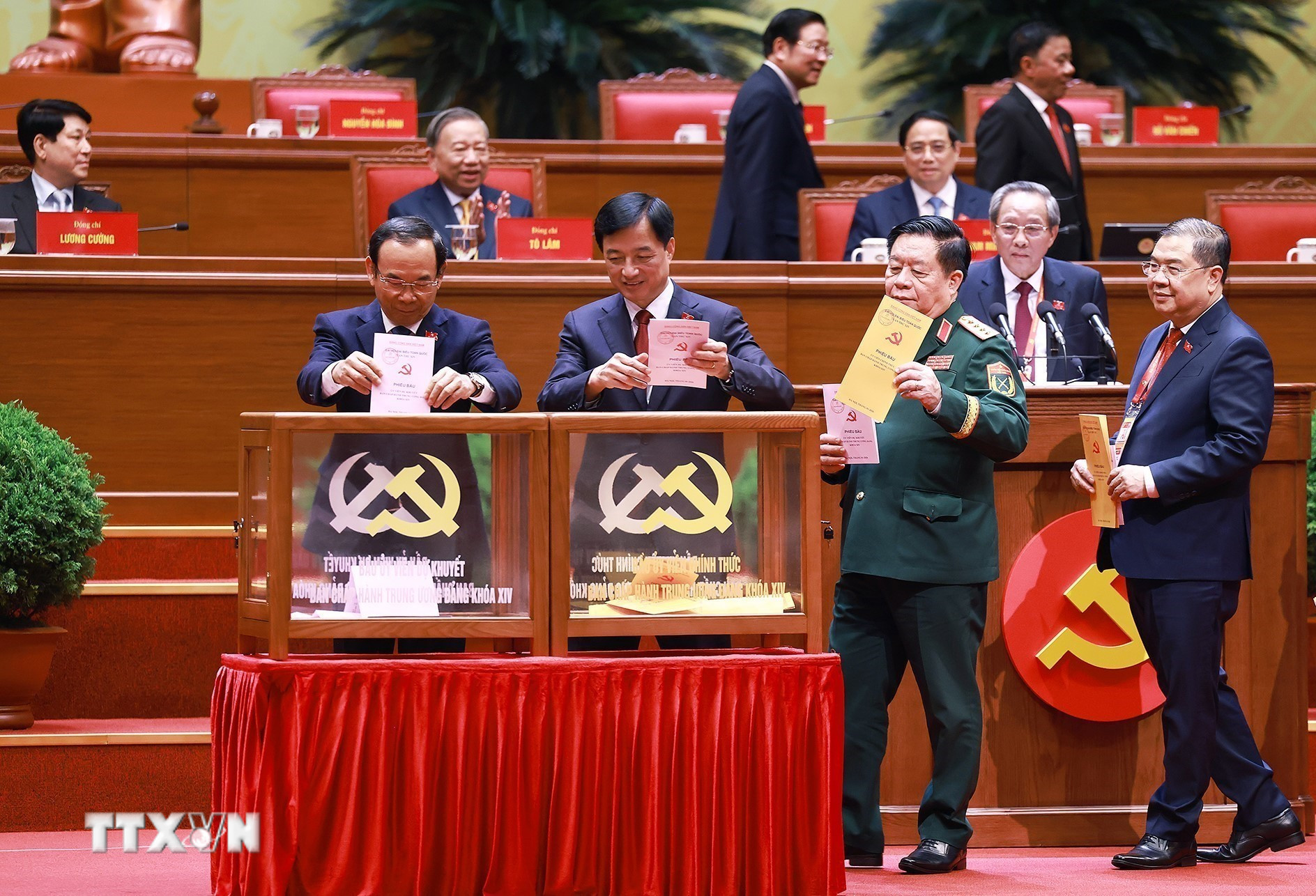 ttxvn-dai-hoi-xiv-cua-dang-bau-ban-chap-hanh-trung-uong-khoa-xiv-8546335.jpg