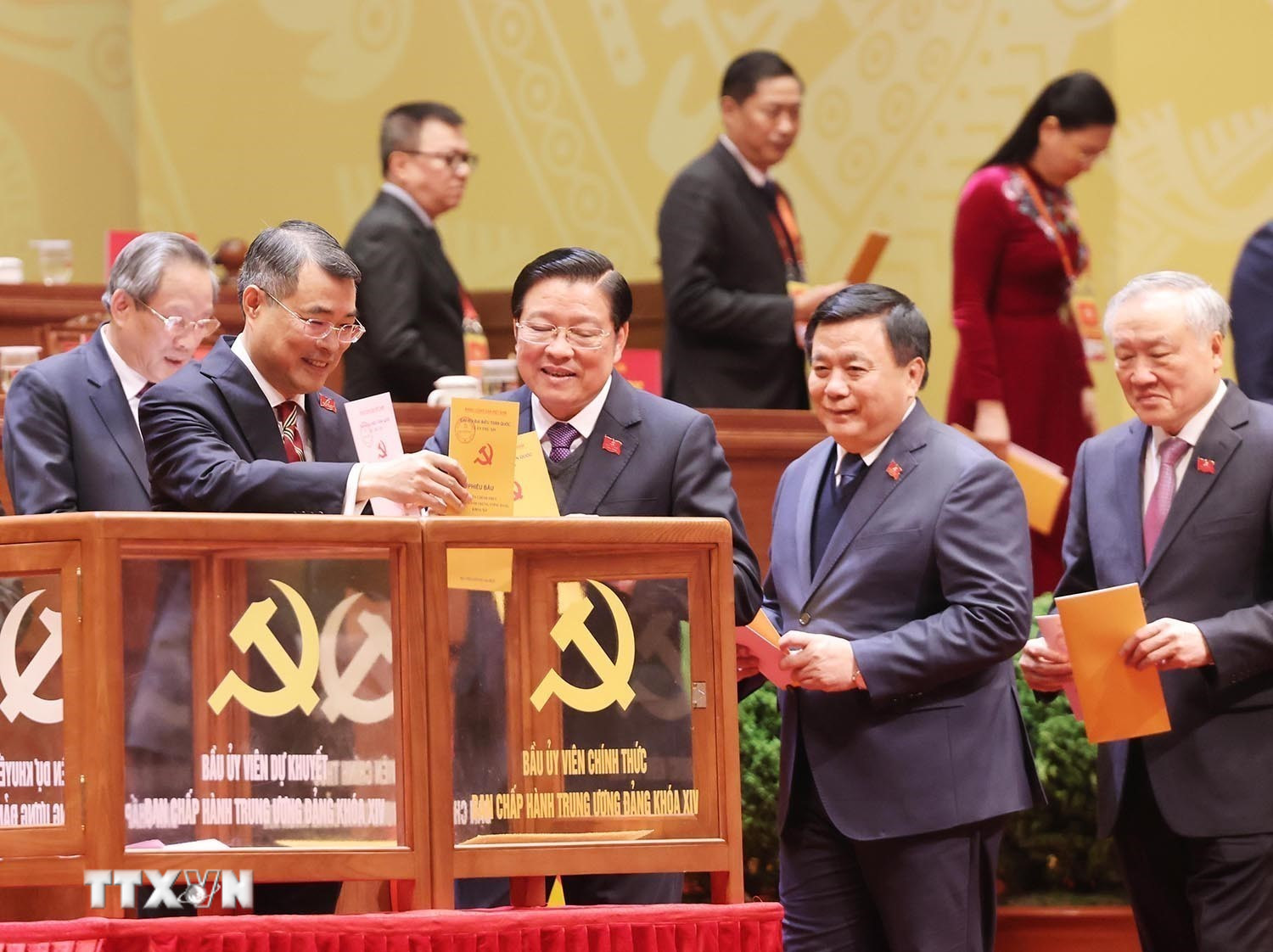 ttxvn-dai-hoi-xiv-cua-dang-bau-ban-chap-hanh-trung-uong-khoa-xiv-8546200.jpg