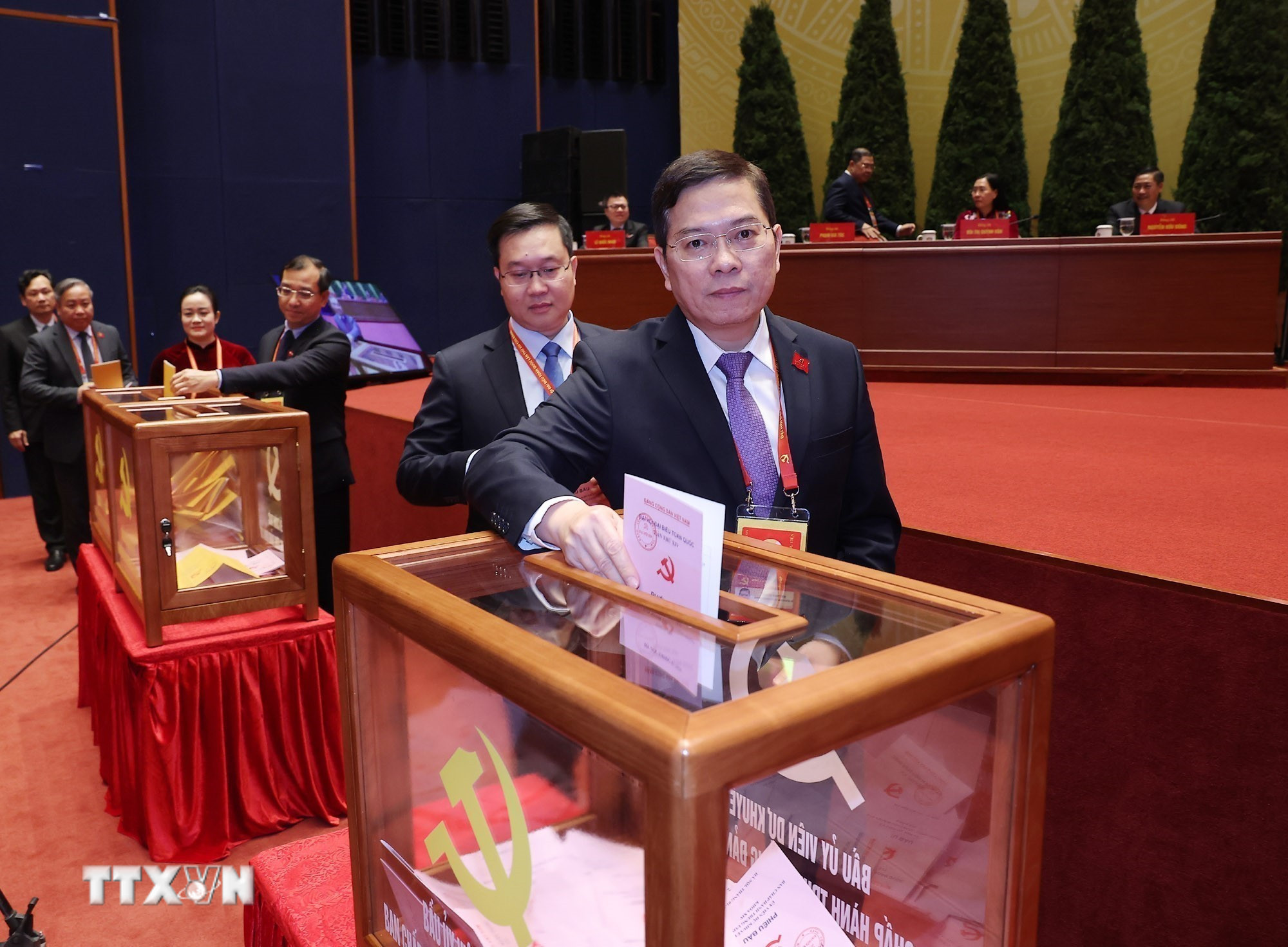 ttxvn-dai-hoi-xiv-cua-dang-bau-ban-chap-hanh-trung-uong-khoa-xiv-8546136-1.jpg