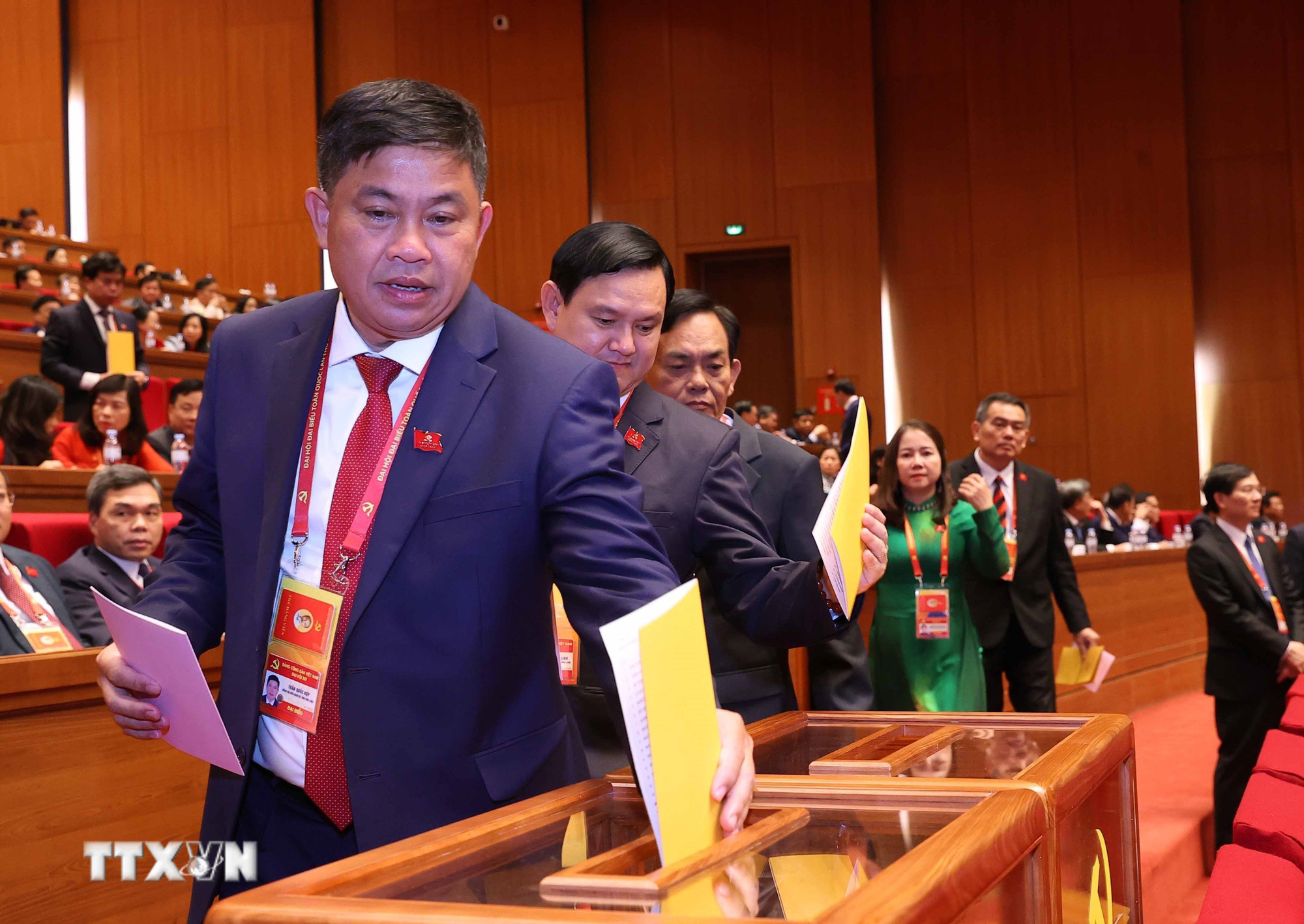 ttxvn-dai-hoi-xiv-cua-dang-bau-ban-chap-hanh-trung-uong-khoa-xiv-8546136-3.jpg