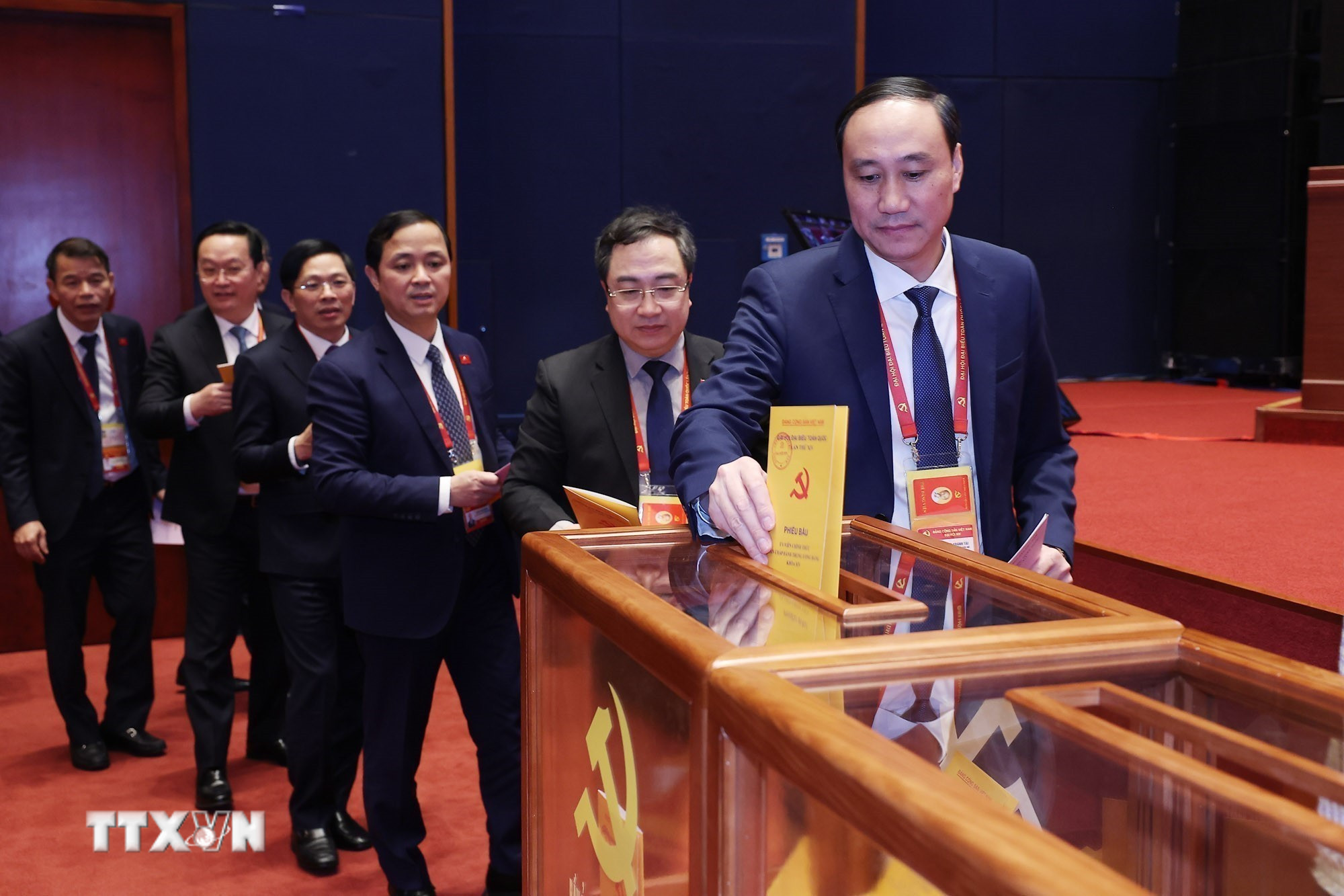 ttxvn-dai-hoi-xiv-cua-dang-bau-ban-chap-hanh-trung-uong-khoa-xiv-8546136-12.jpg
