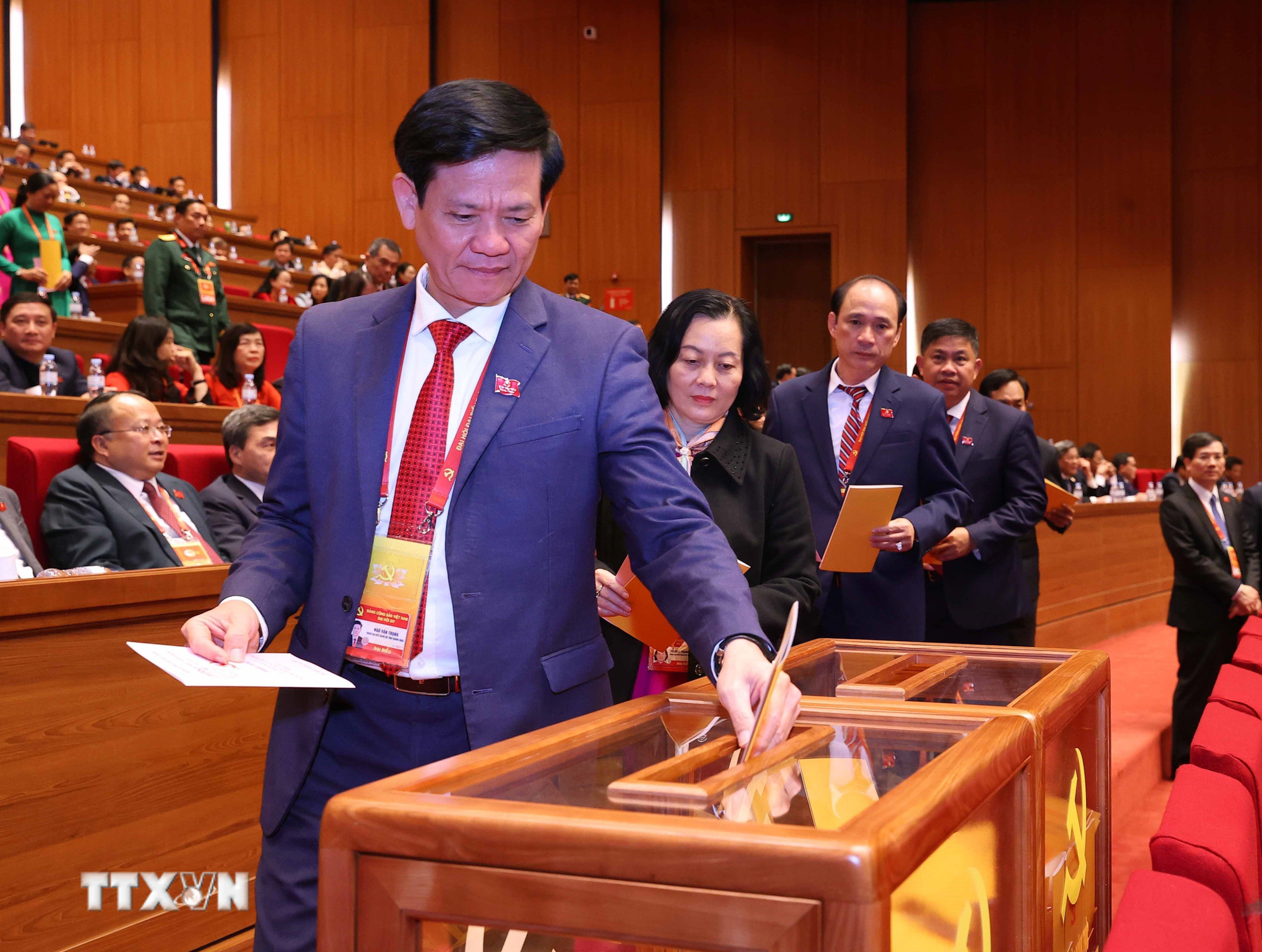 ttxvn-dai-hoi-xiv-cua-dang-bau-ban-chap-hanh-trung-uong-khoa-xiv-8546136-4.jpg