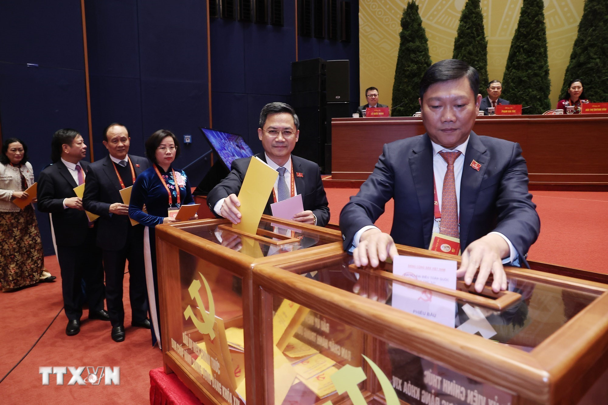 ttxvn-dai-hoi-xiv-cua-dang-bau-ban-chap-hanh-trung-uong-khoa-xiv-8546136-11.jpg