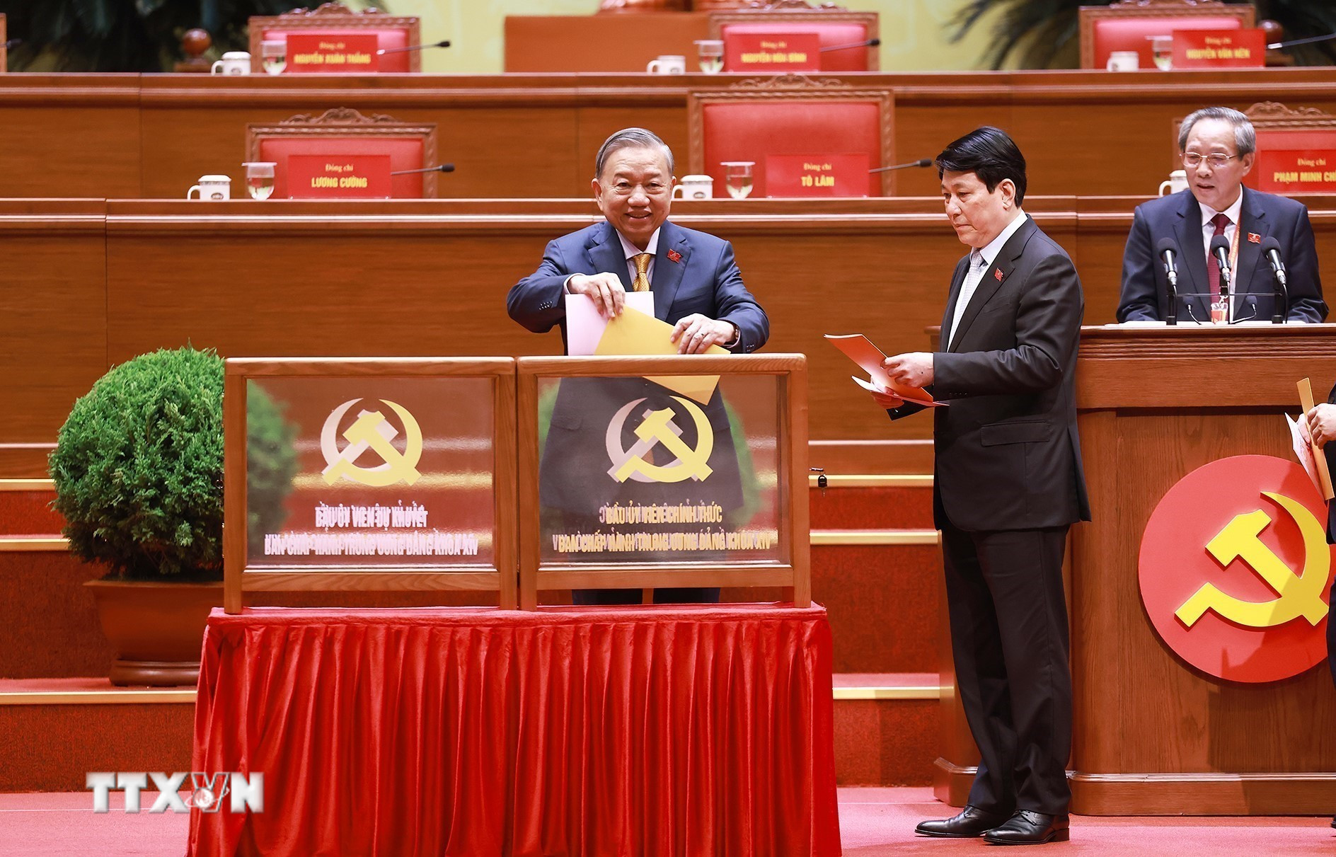 ttxvn-dai-hoi-xiv-cua-dang-bau-ban-chap-hanh-trung-uong-khoa-xiv-8546302-3.jpg