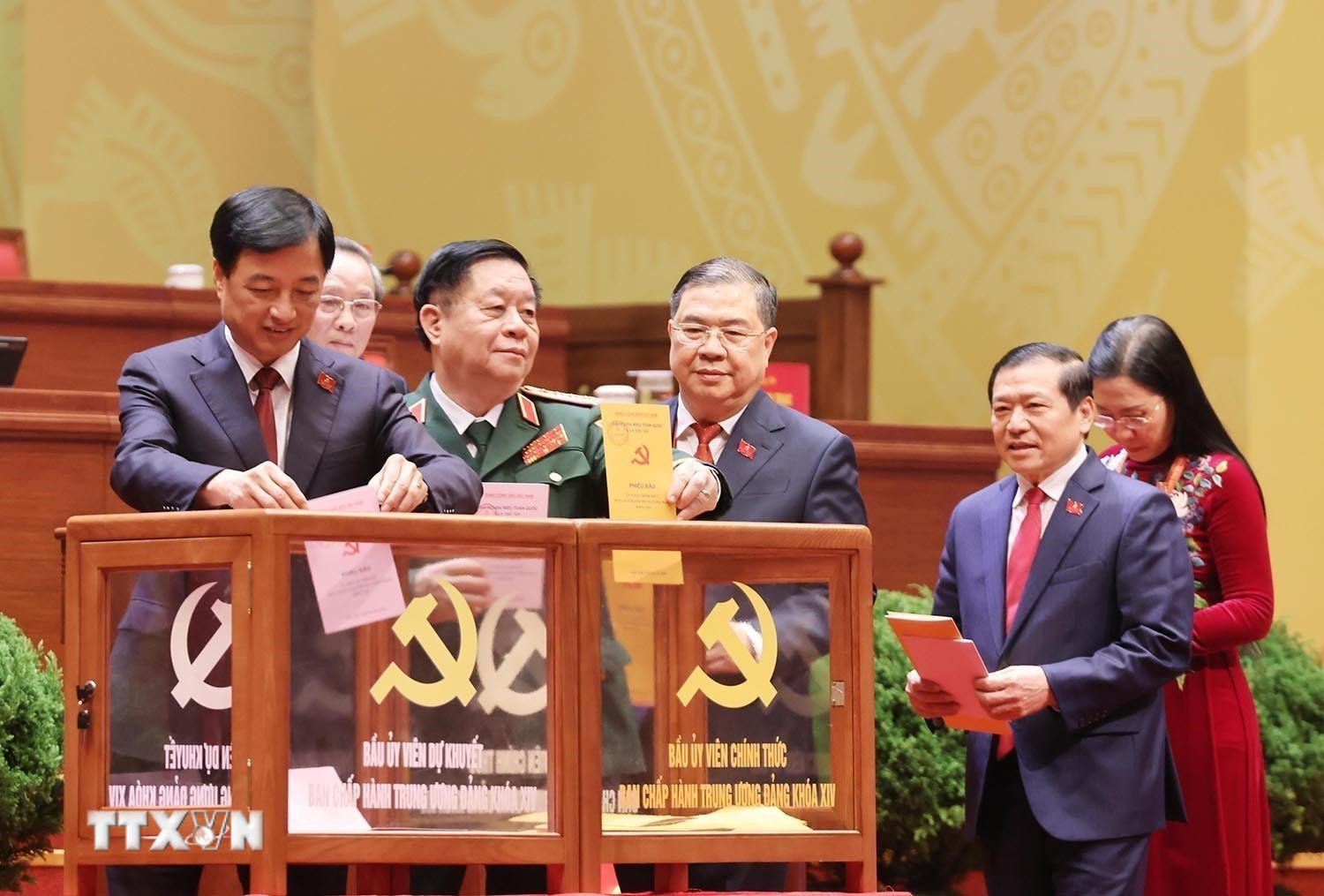 ttxvn-dai-hoi-xiv-cua-dang-bau-bch-trung-uong-dang-khoa-xiv-8546388.jpg