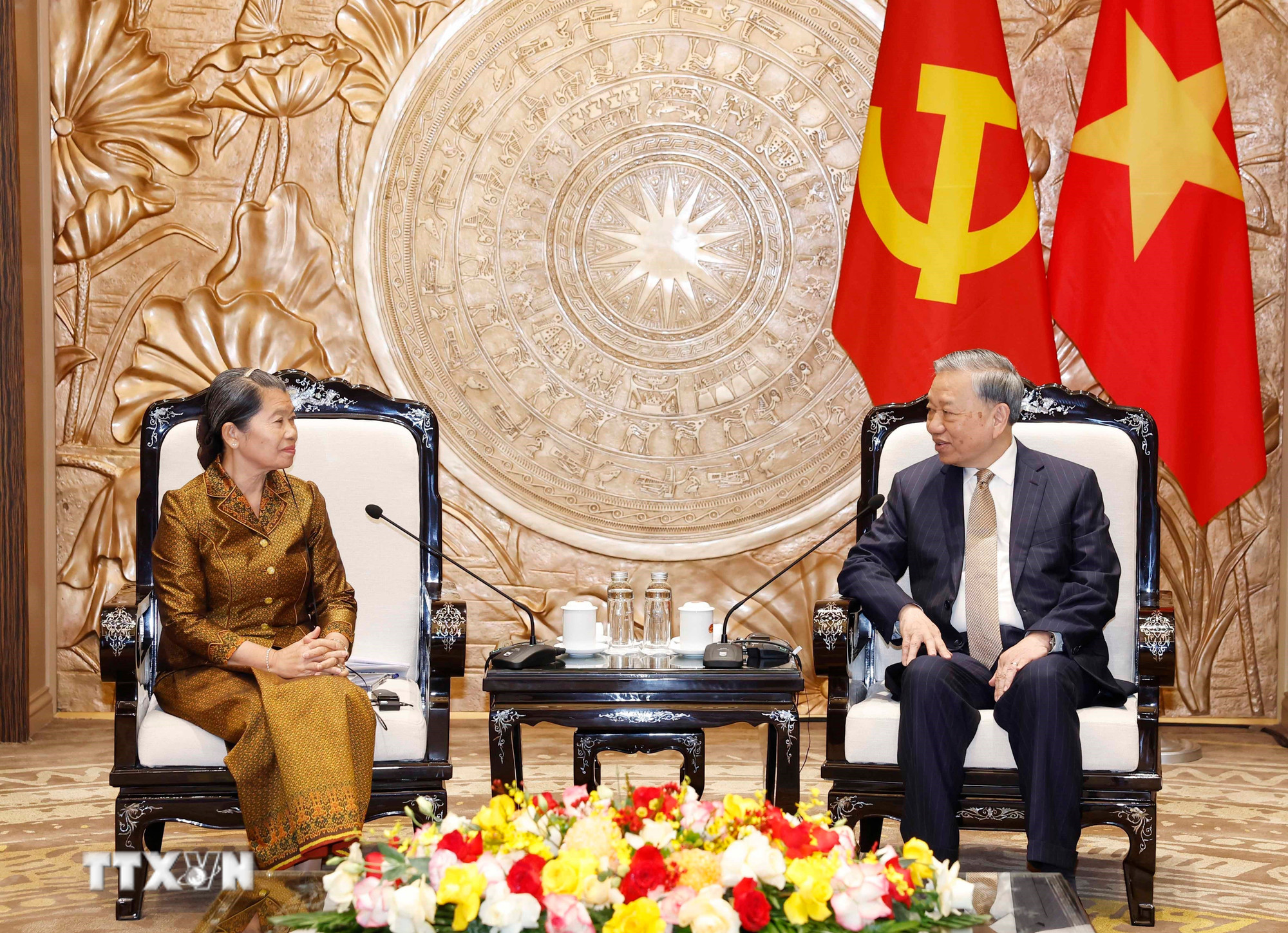 ttxvn-tong-bi-thu-tiep-doan-dang-nhan-dan-campuchia-sang-chuc-mung-thanh-cong-dai-hoi-dang-xiv-8552523-3.jpg