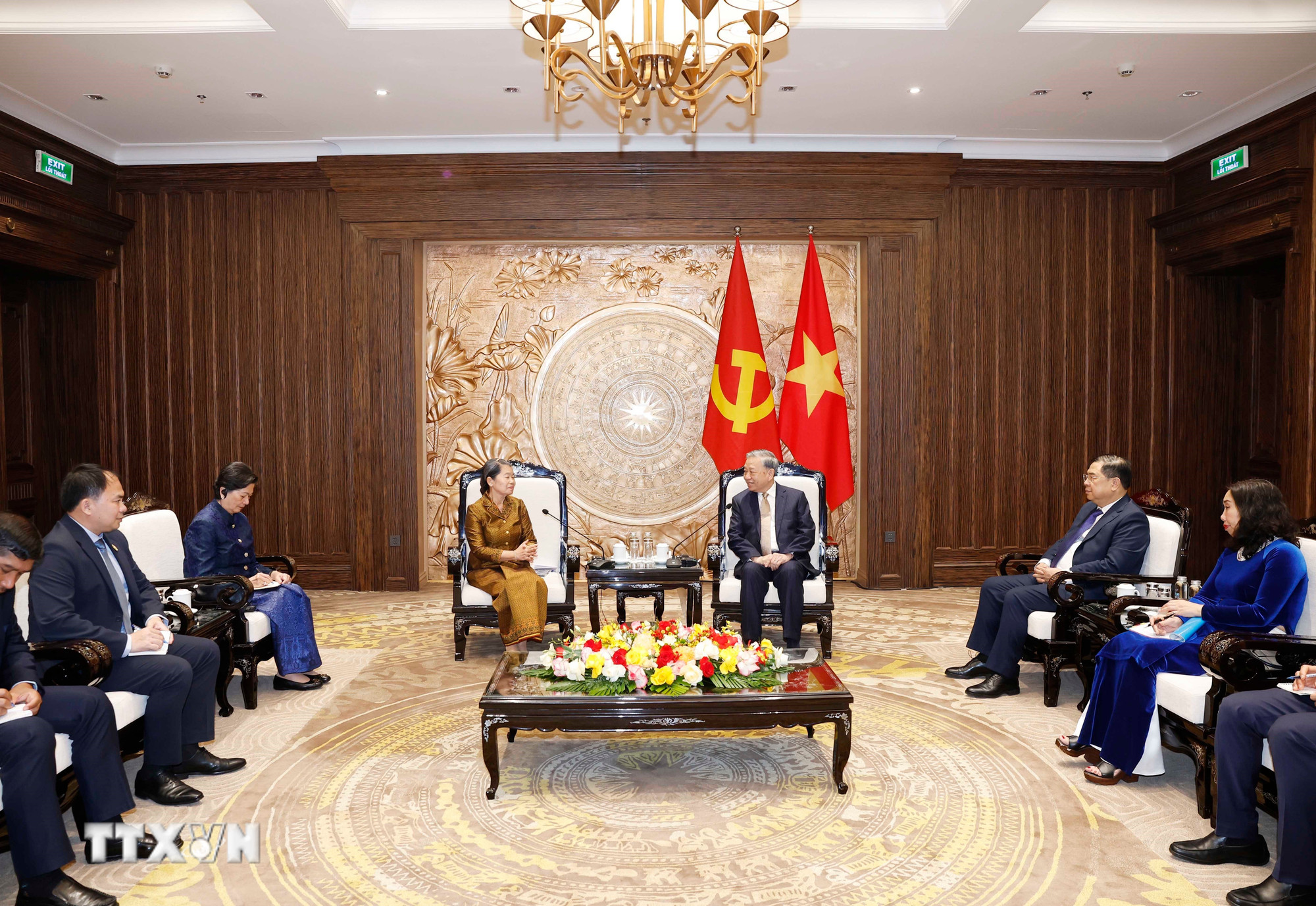 ttxvn-tong-bi-thu-tiep-doan-dang-nhan-dan-campuchia-sang-chuc-mung-thanh-cong-dai-hoi-dang-xiv-8552523-4.jpg