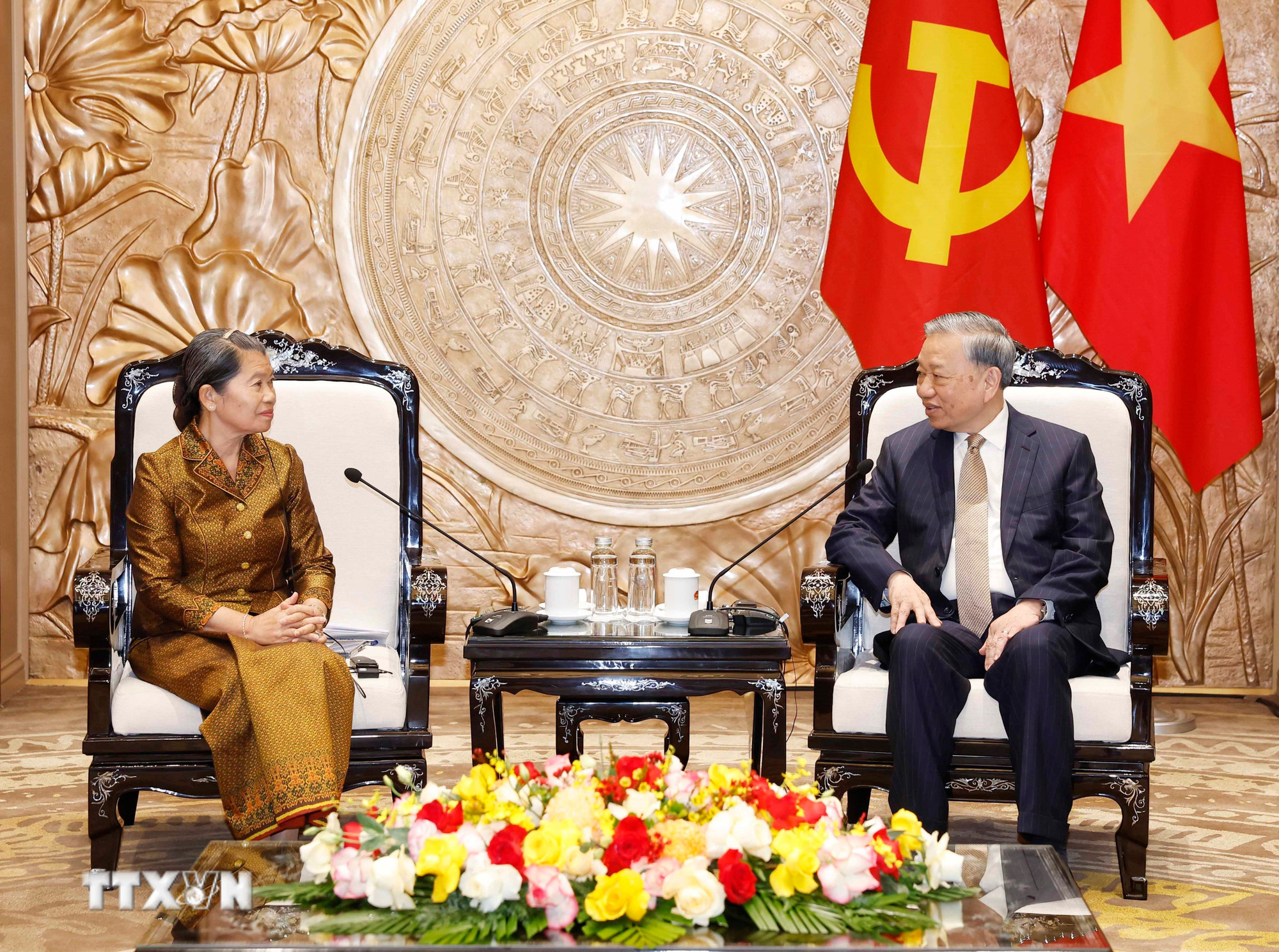 ttxvn-tong-bi-thu-tiep-doan-dang-nhan-dan-campuchia-sang-chuc-mung-thanh-cong-dai-hoi-dang-xiv-8552523-2.jpg