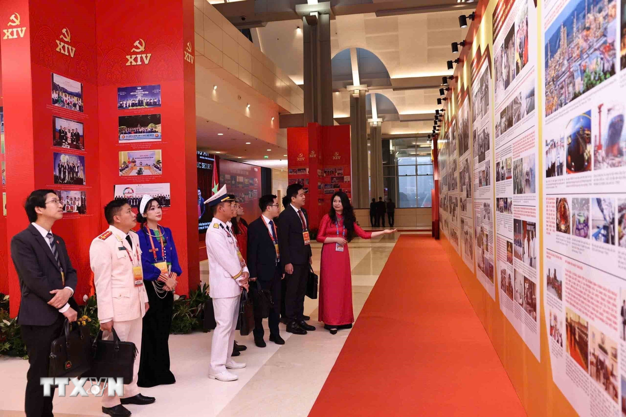 ttxvn-cac-dai-bieu-du-dai-hoi-xiv-tham-quan-trung-bay-anh-duoi-co-dang-dat-nuoc-tien-vao-ky-nguyen-moi-8539946-1.jpg