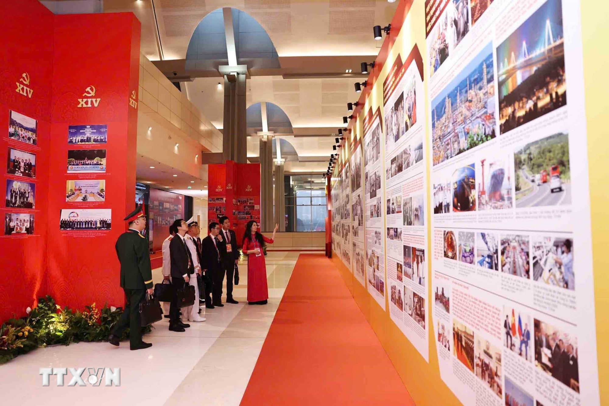 ttxvn-cac-dai-bieu-du-dai-hoi-xiv-tham-quan-trung-bay-anh-duoi-co-dang-dat-nuoc-tien-vao-ky-nguyen-moi-8539946-3.jpg
