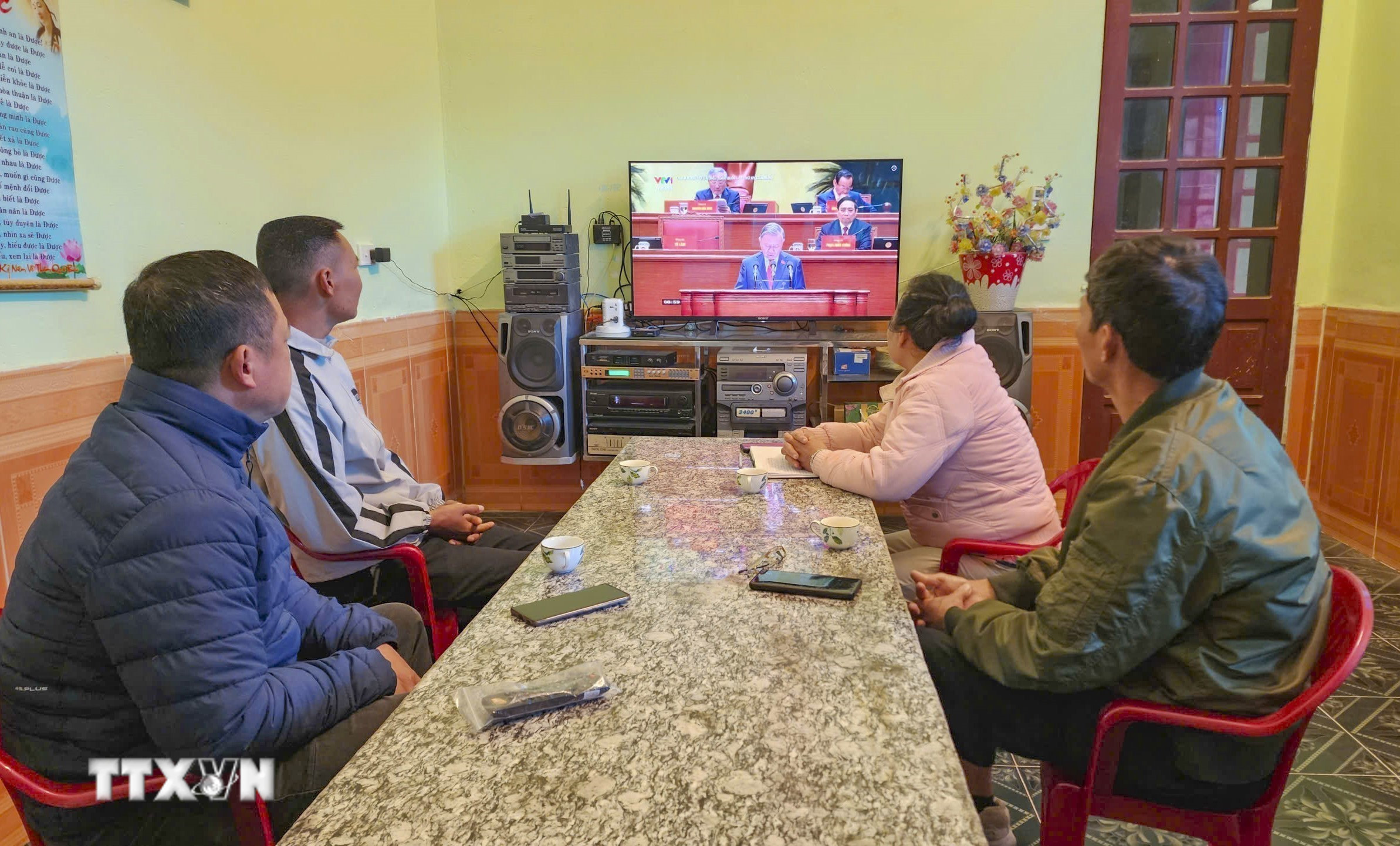 Người dân thôn Việt Yên, xã Thanh Yên theo dõi truyền hình trực tiếp Đại hội XIV của Đảng. (Ảnh: TTXVN phát)