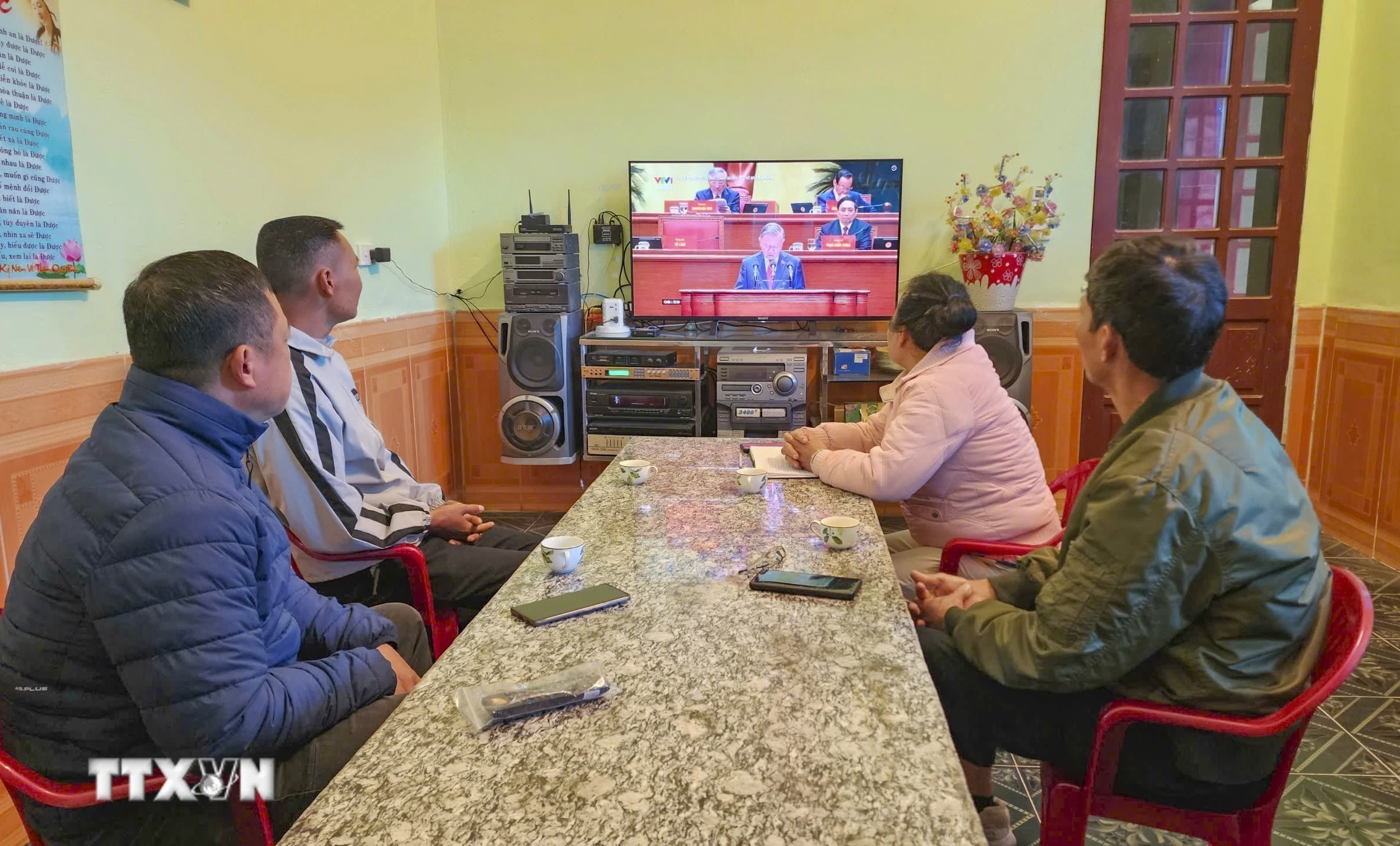 Người dân thôn Việt Yên, xã Thanh Yên theo dõi truyền hình trực tiếp Đại hội XIV của Đảng. (Ảnh: TTXVN phát)