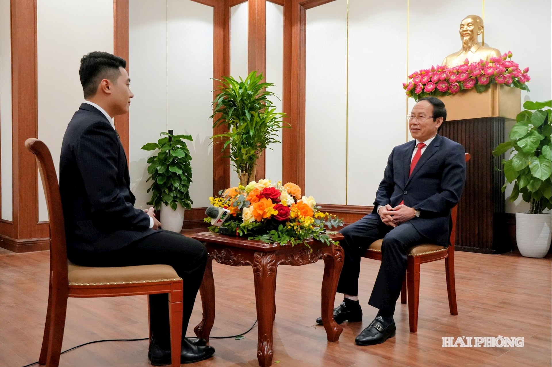 Ông Lê Tiến Châu, Ủy viên Trung ương Đảng, Bí thư Thành ủy, Trưởng Đoàn đại biểu Quốc hội thành phố, Trưởng Đoàn đại biểu Đảng bộ thành phố dự Đại hội XIV của Đảng trả lời phỏng vấn Báo và phát thanh, truyền hình Hải Phòng.