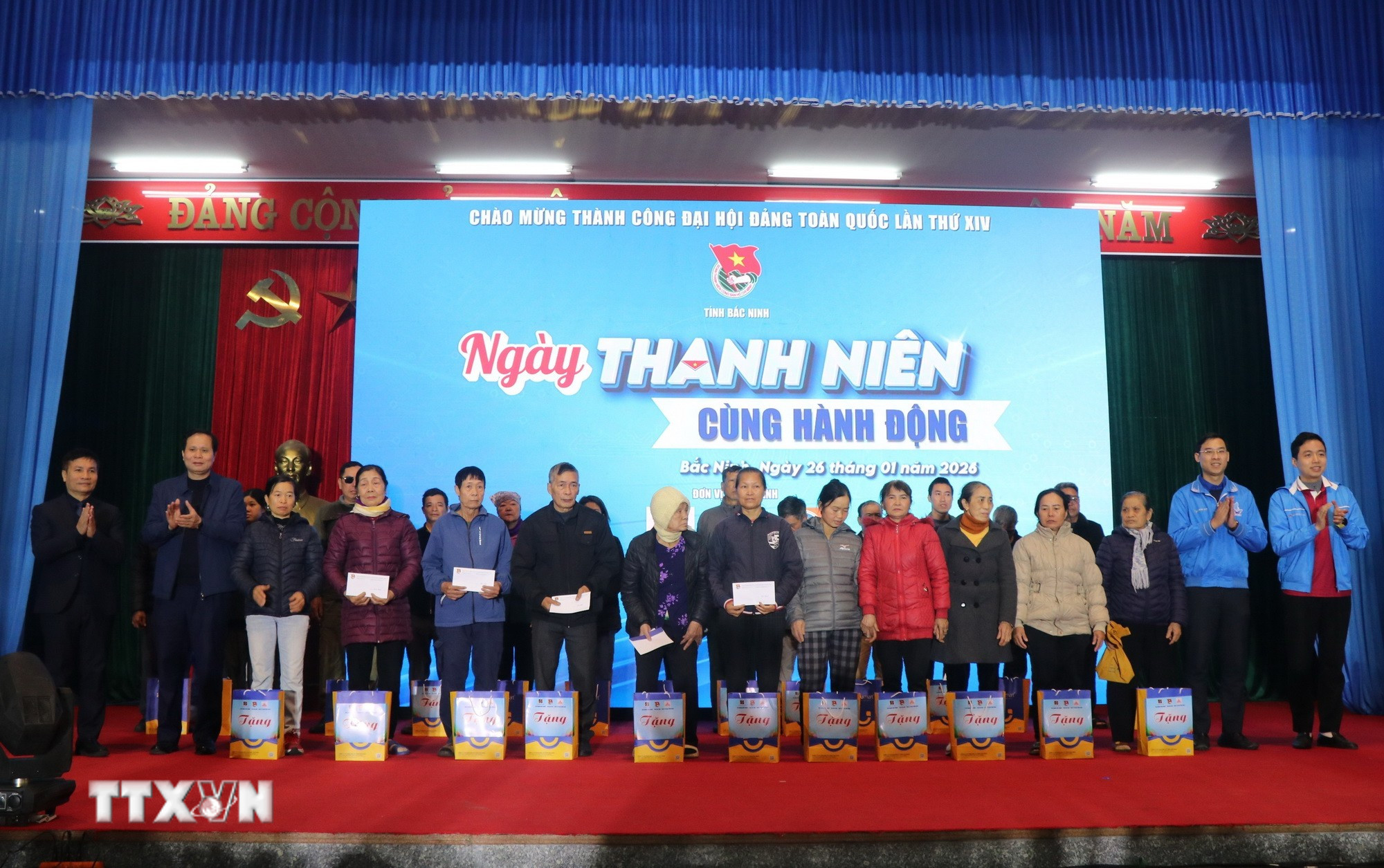 Ban tổ chức trao quà tặng quà cho người dân có hoàn cảnh khó khăn. (Ảnh: Thanh Thương/TTXVN)