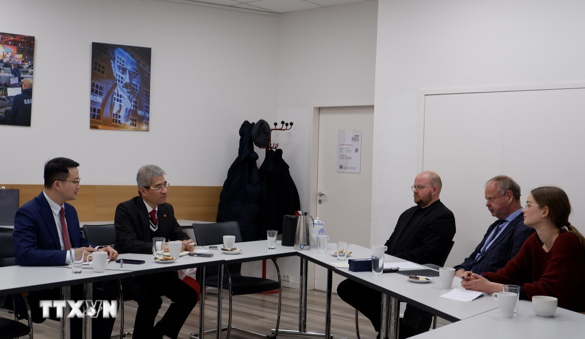 Đại sứ Việt Nam tại Đức Nguyễn Đắc Thành làm việc với đồng Trưởng ban Đối ngoại của Đảng Cánh tả, ông Wulf Gallert. (Ảnh: Thùy Linh/TTXVN)