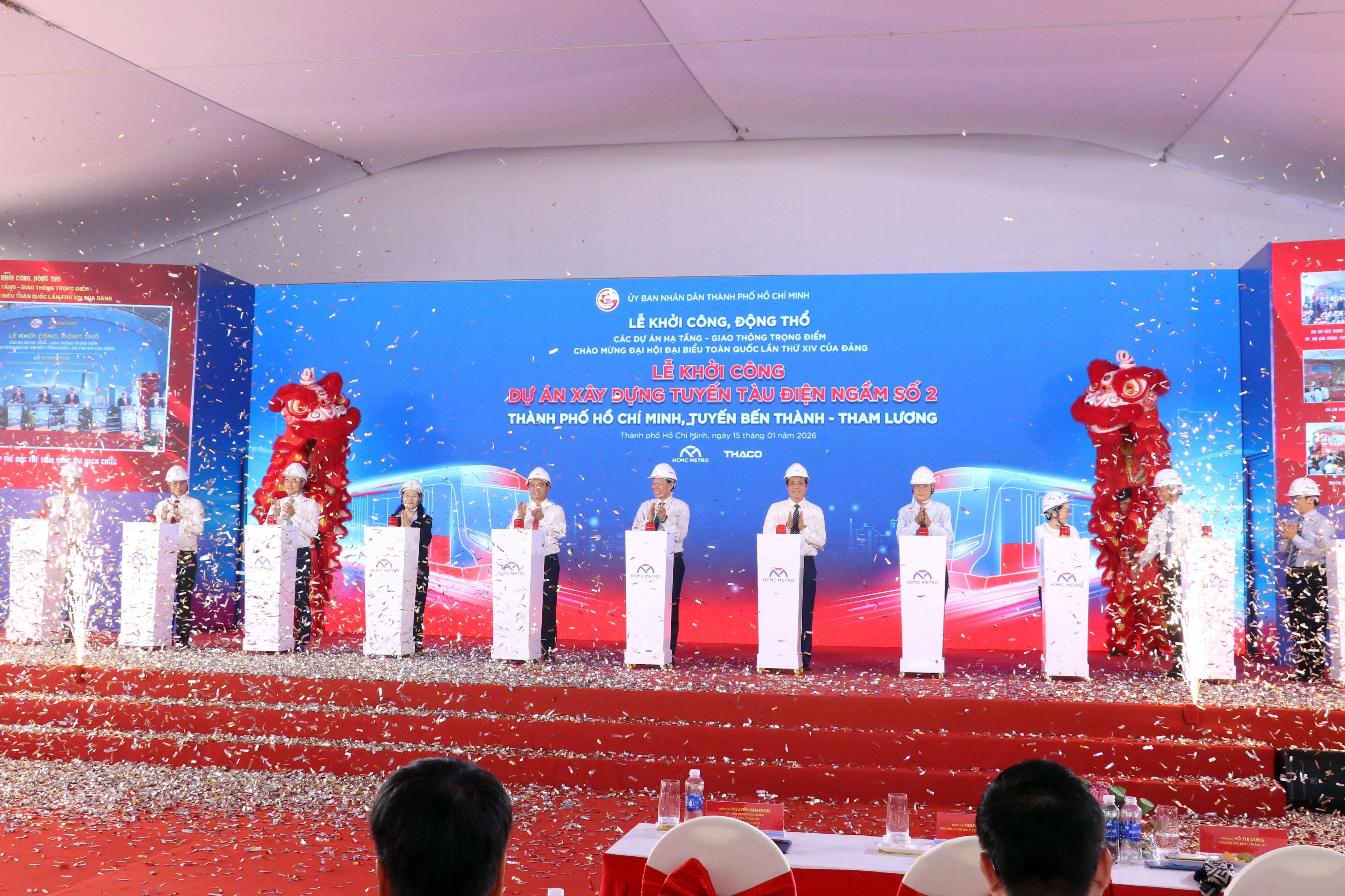 Các đại biểu thực hiện nghi thức khởi công dự án metro Bến Thành-Tham Lương. (Ảnh: Tiến Lực/TTXVN)